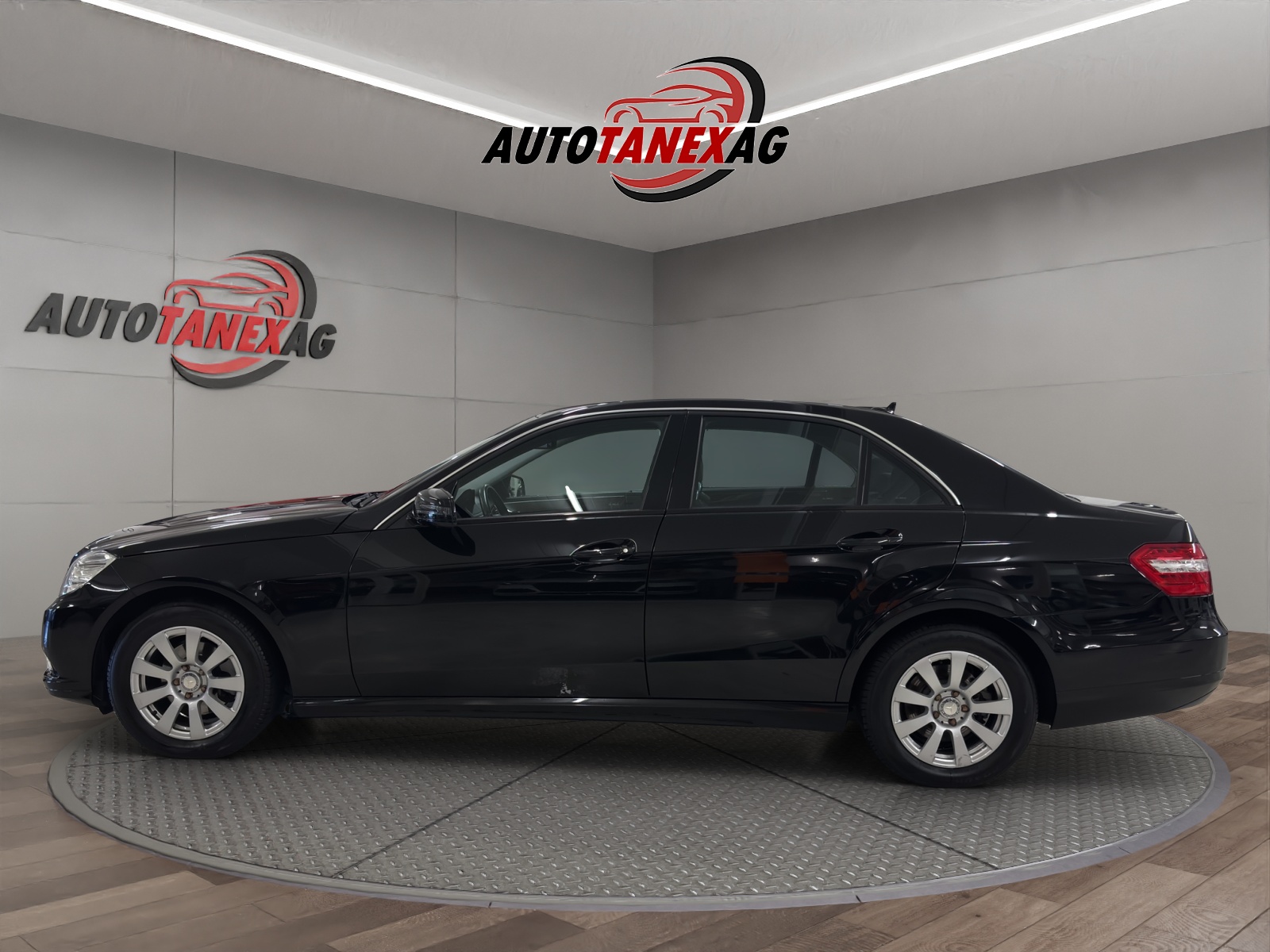 MERCEDES-BENZ E 200 CGI BlueEfficiency Elégance Automatic-showroom-element-1
