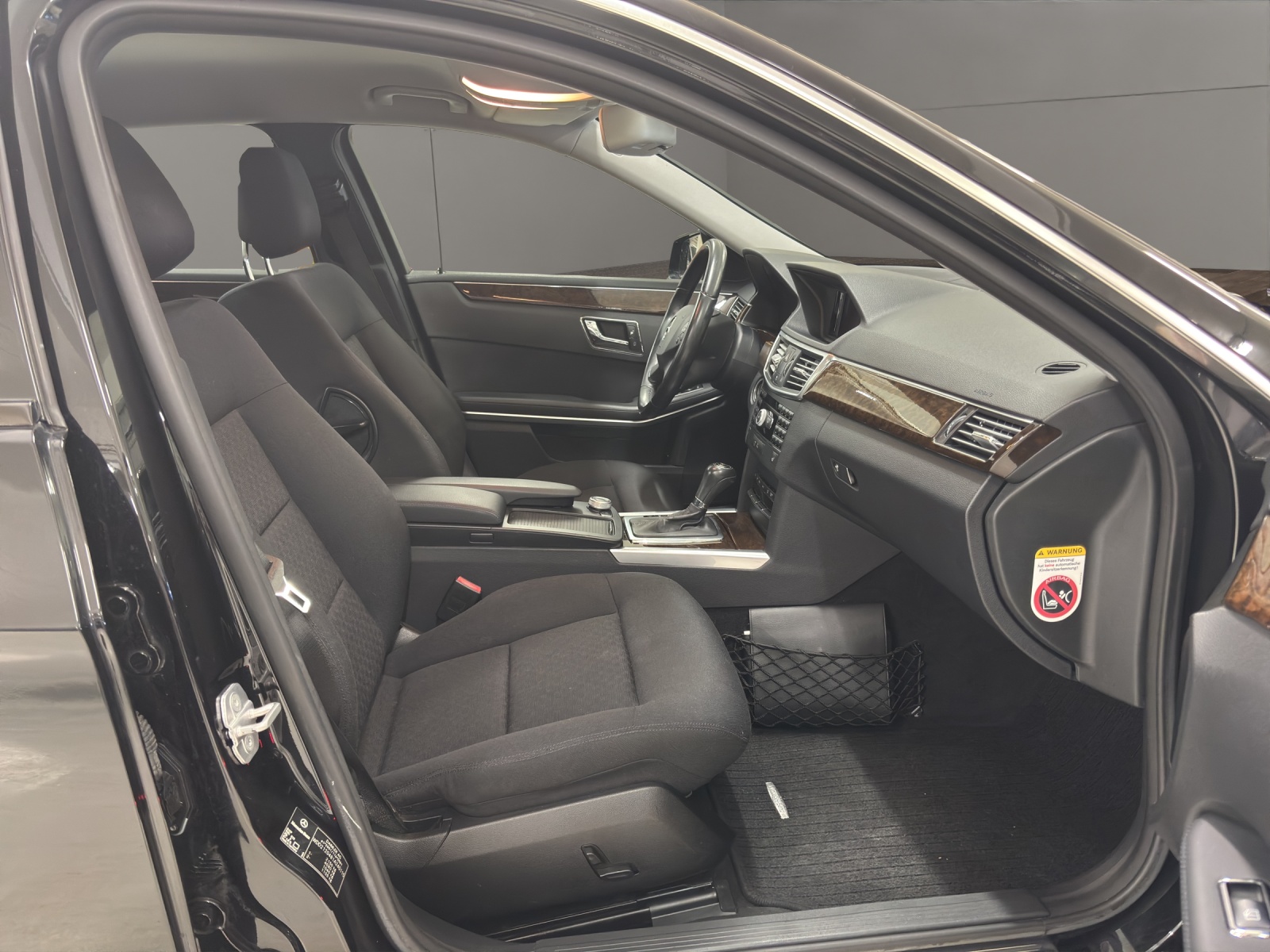 MERCEDES-BENZ E 200 CGI BlueEfficiency Elégance Automatic-image-17