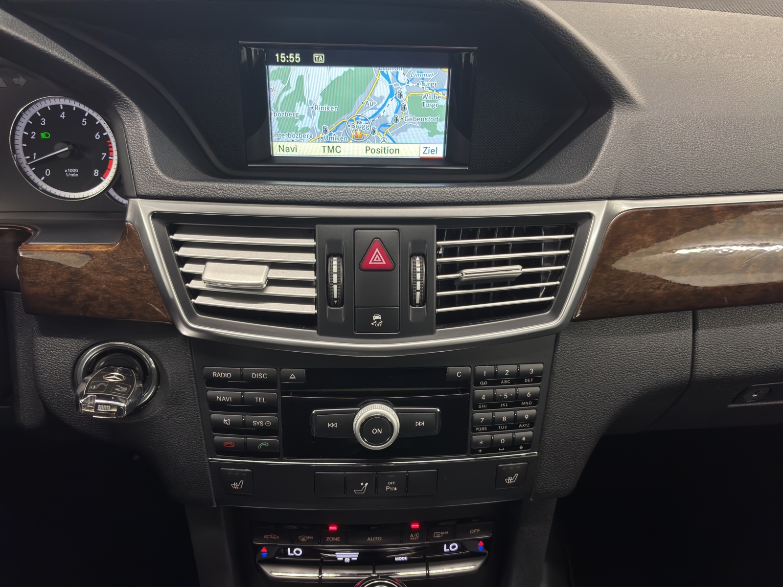 MERCEDES-BENZ E 200 CGI BlueEfficiency Elégance Automatic-image-15