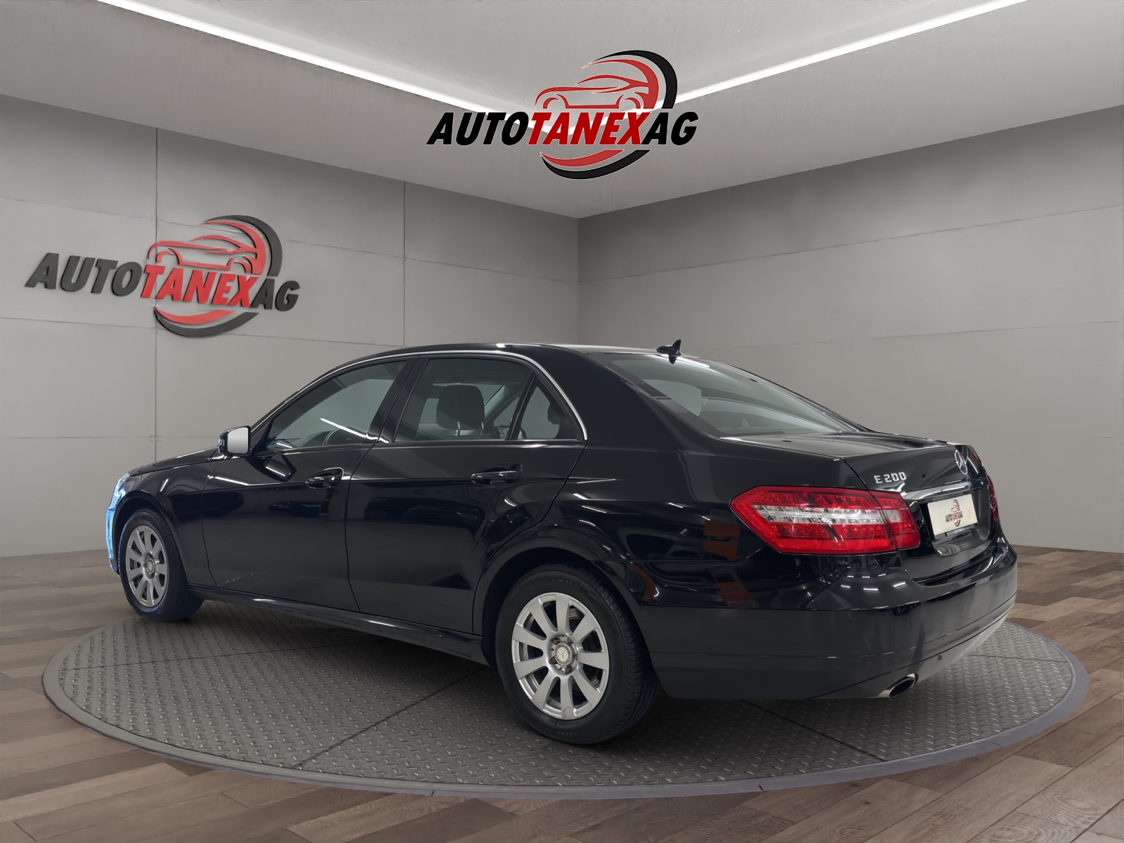 MERCEDES-BENZ E 200 CGI BlueEfficiency Elégance Automatic-showroom-element-2
