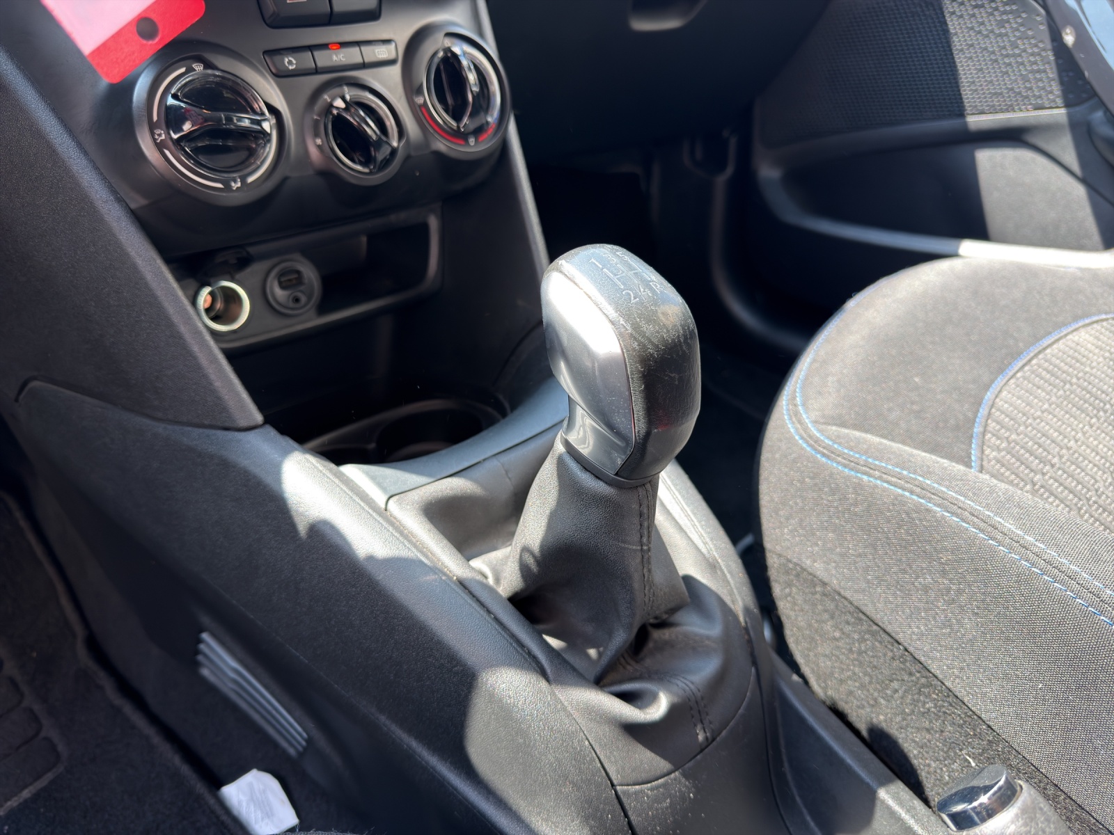 PEUGEOT 208 1.2 PureTech Style-image-9