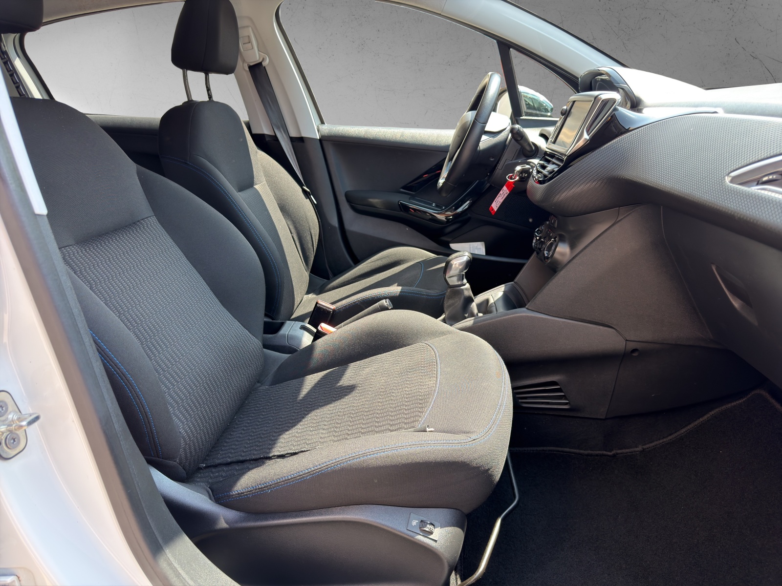 PEUGEOT 208 1.2 PureTech Style-image-11