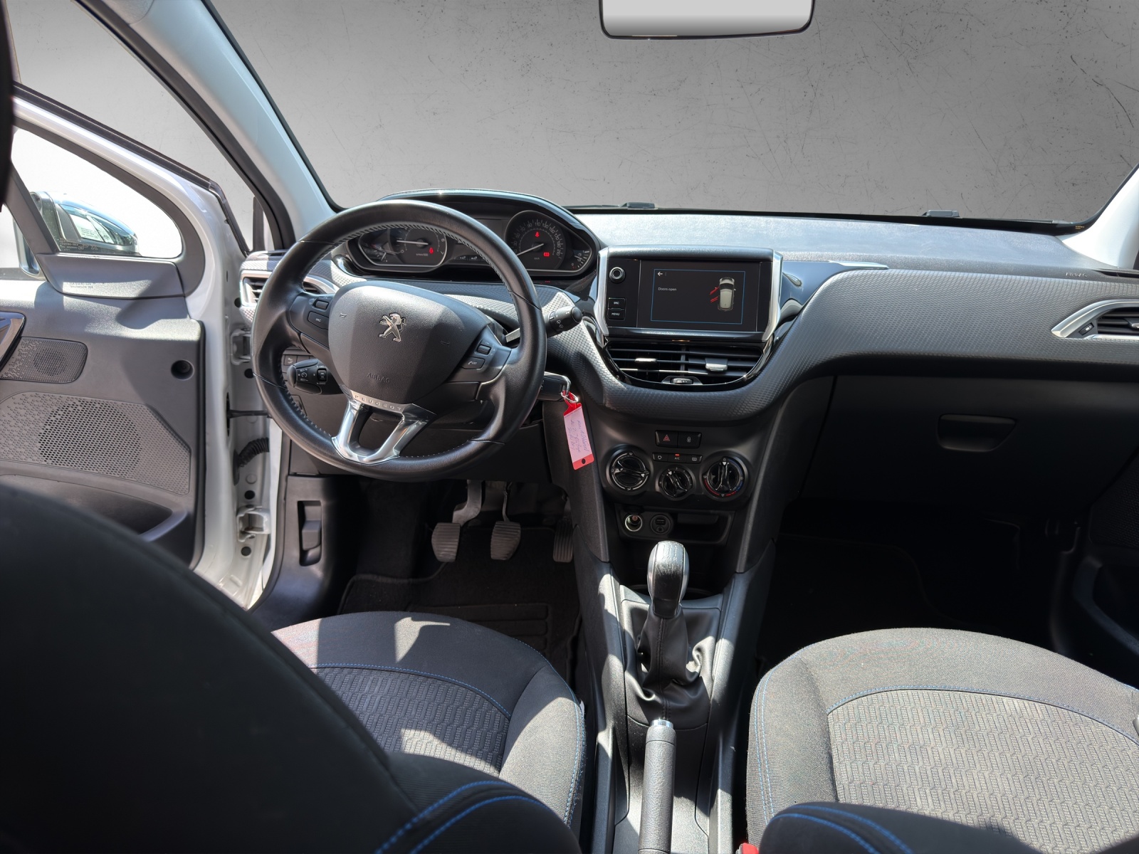 PEUGEOT 208 1.2 PureTech Style-image-7