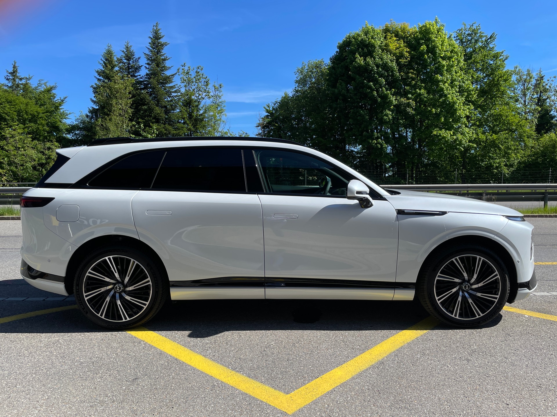 XPENG G9 93kWh Performance AWD mit AHK und Premium Paket-showroom-element-3