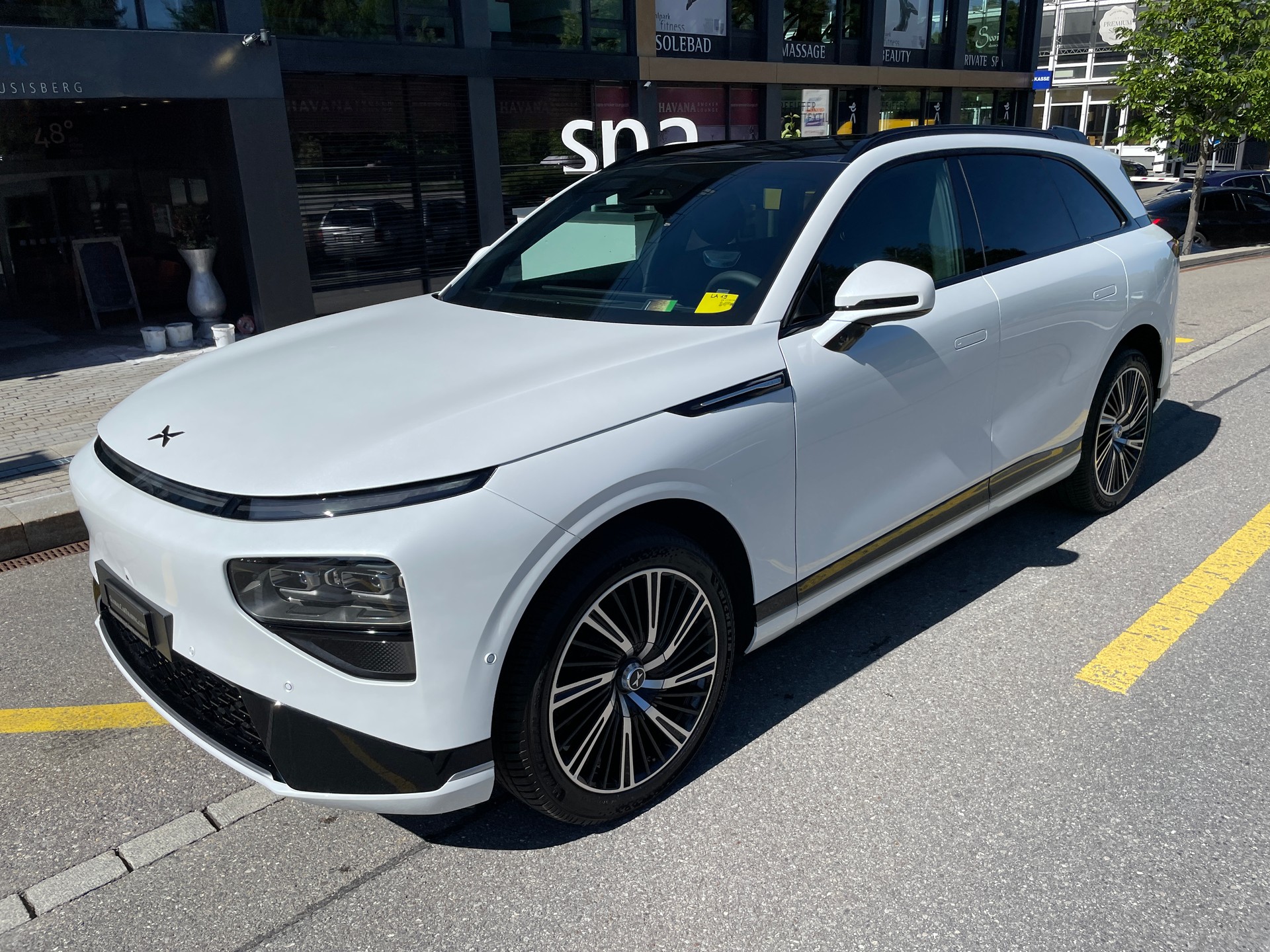 XPENG G9 93kWh Performance AWD mit AHK und Premium Paket