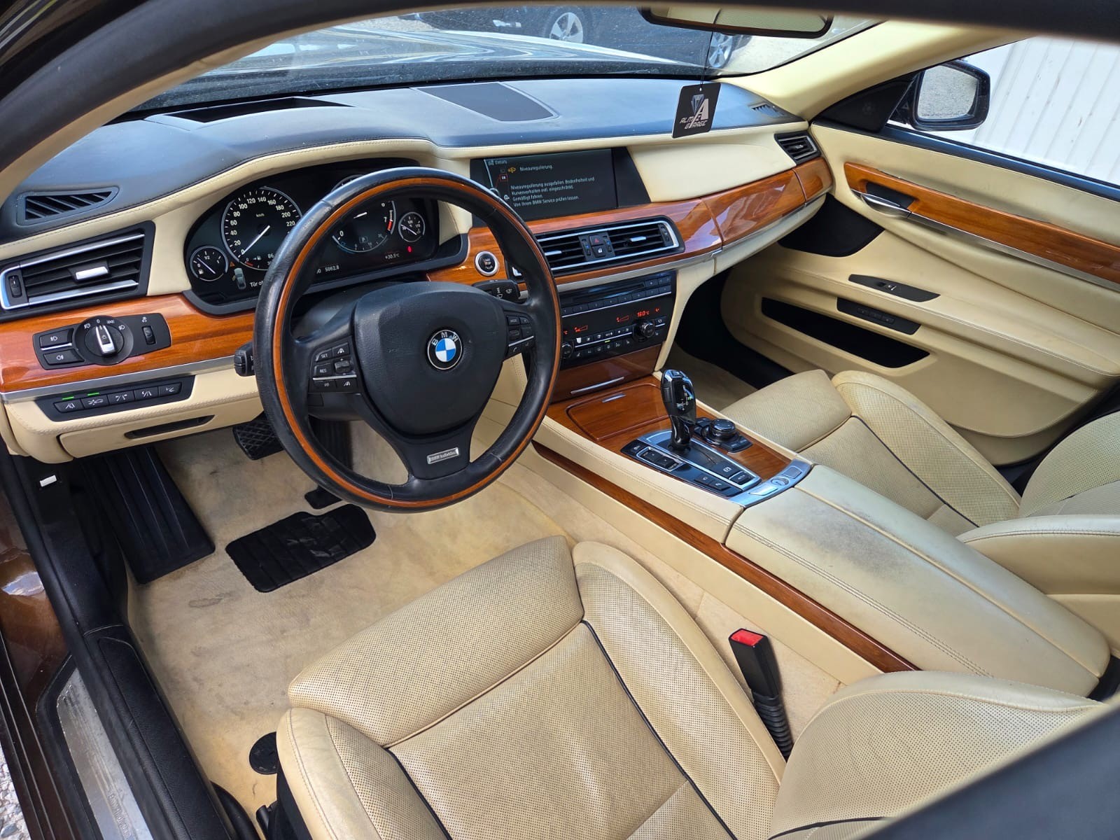 BMW 750Li-image-8
