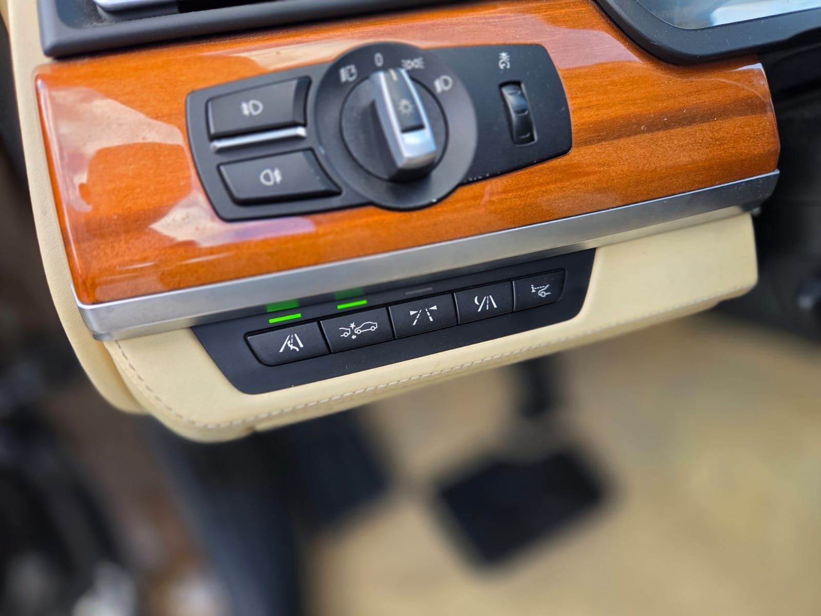 BMW 750Li-image-12
