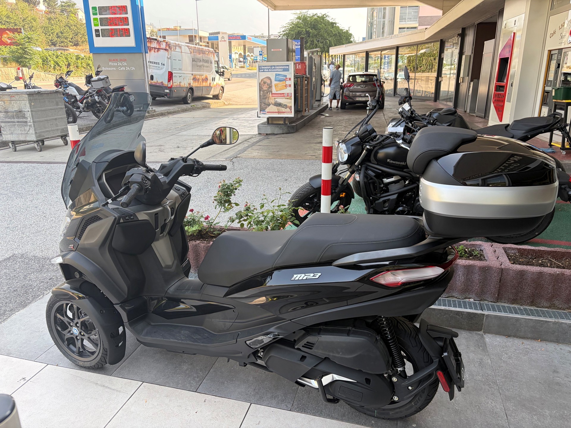 PIAGGIO MP3 400 RST-image-2