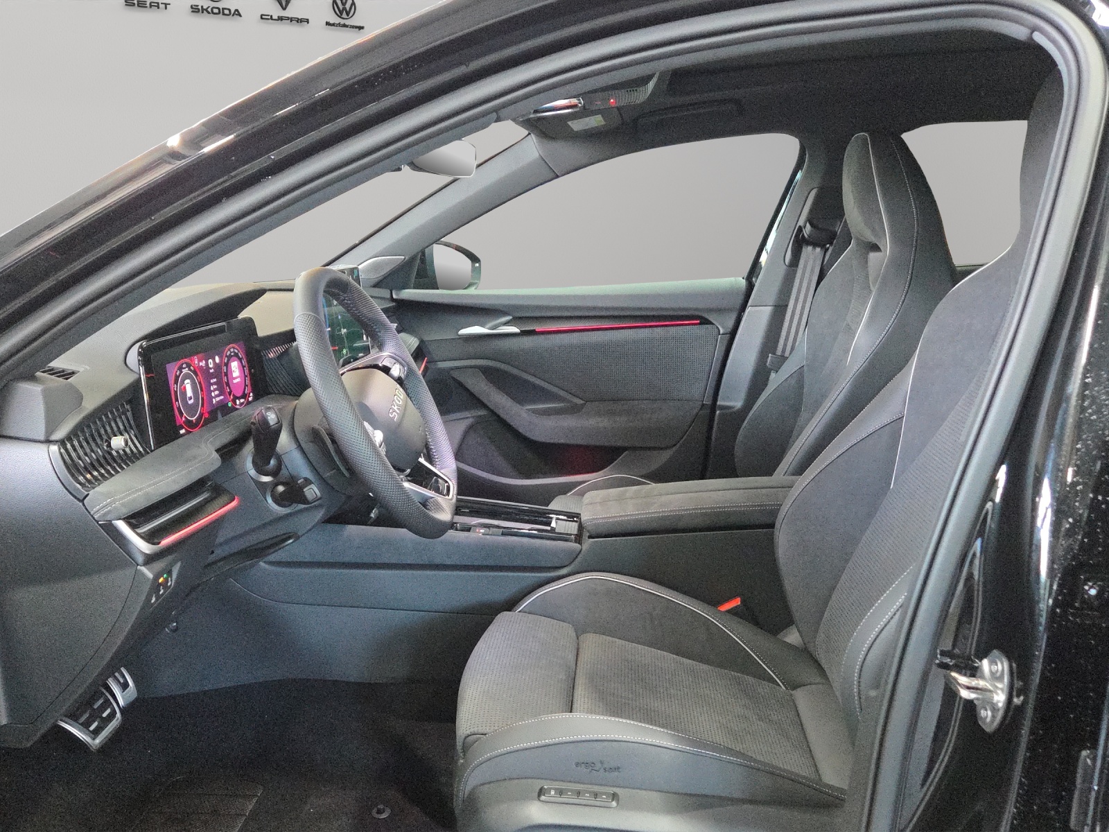 SKODA Superb Combi 2.0 TDi Sportline 4x4 DSG-image-5