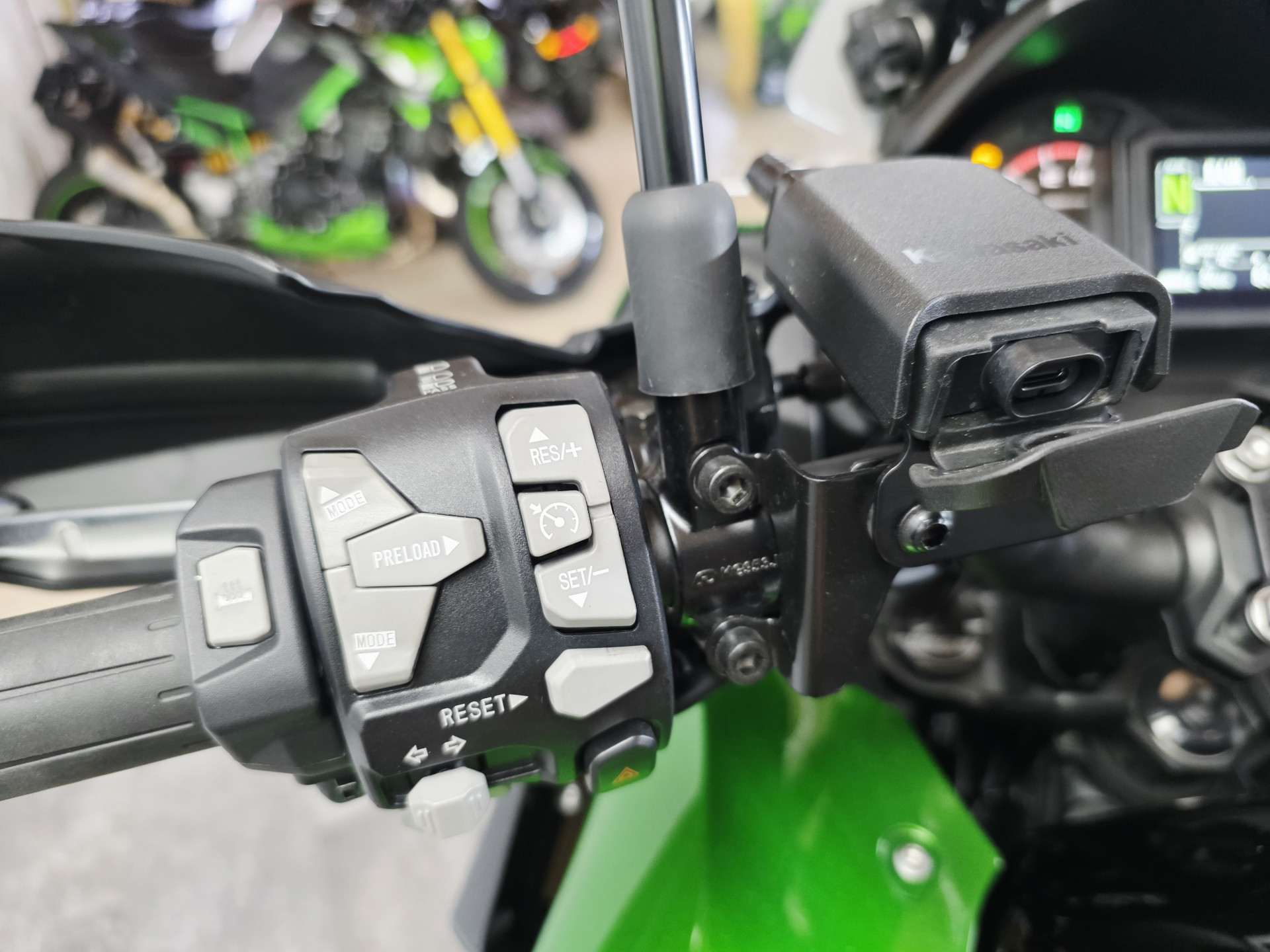 KAWASAKI Versys 1100 SE Grand Tourer-image-6