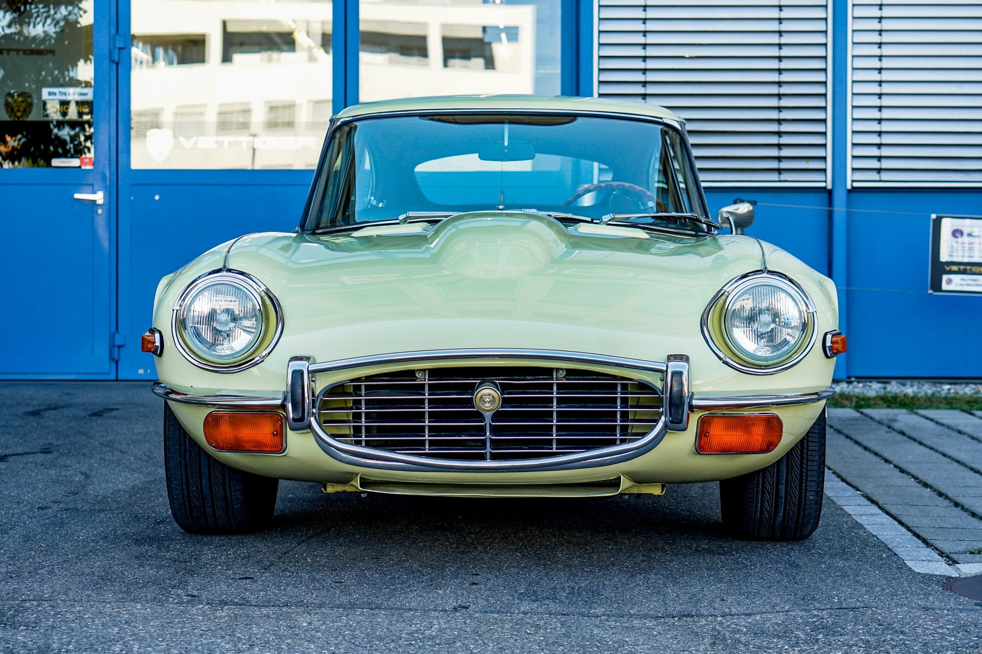 JAGUAR E-Type V12 2+2 III-showroom-element-1