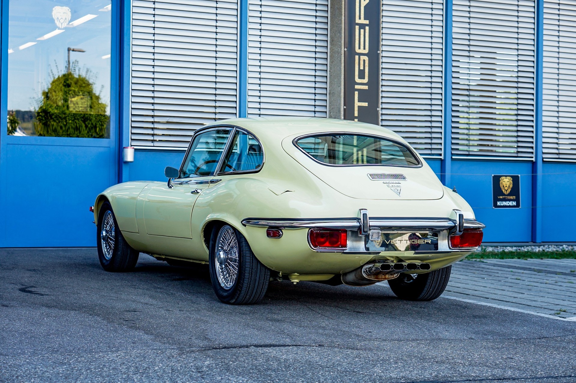 JAGUAR E-Type V12 2+2 III-showroom-element-3
