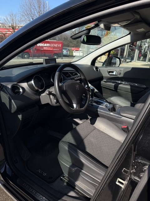 PEUGEOT 3008 1.6 Blue HDI Active Tiptronic-image-8