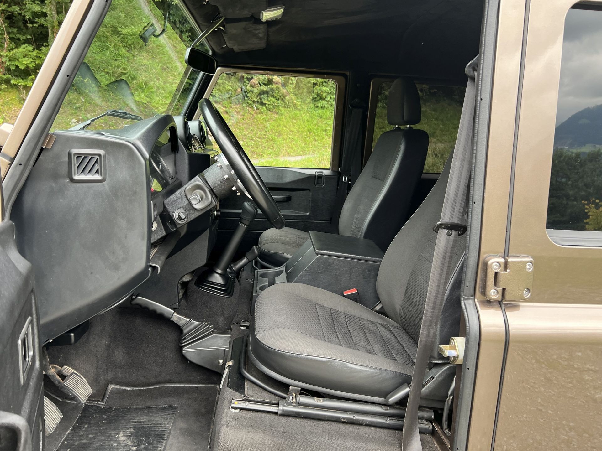 LAND ROVER Defender 130 2.4 Td4 DCPU Avus Portalachsen-image-13
