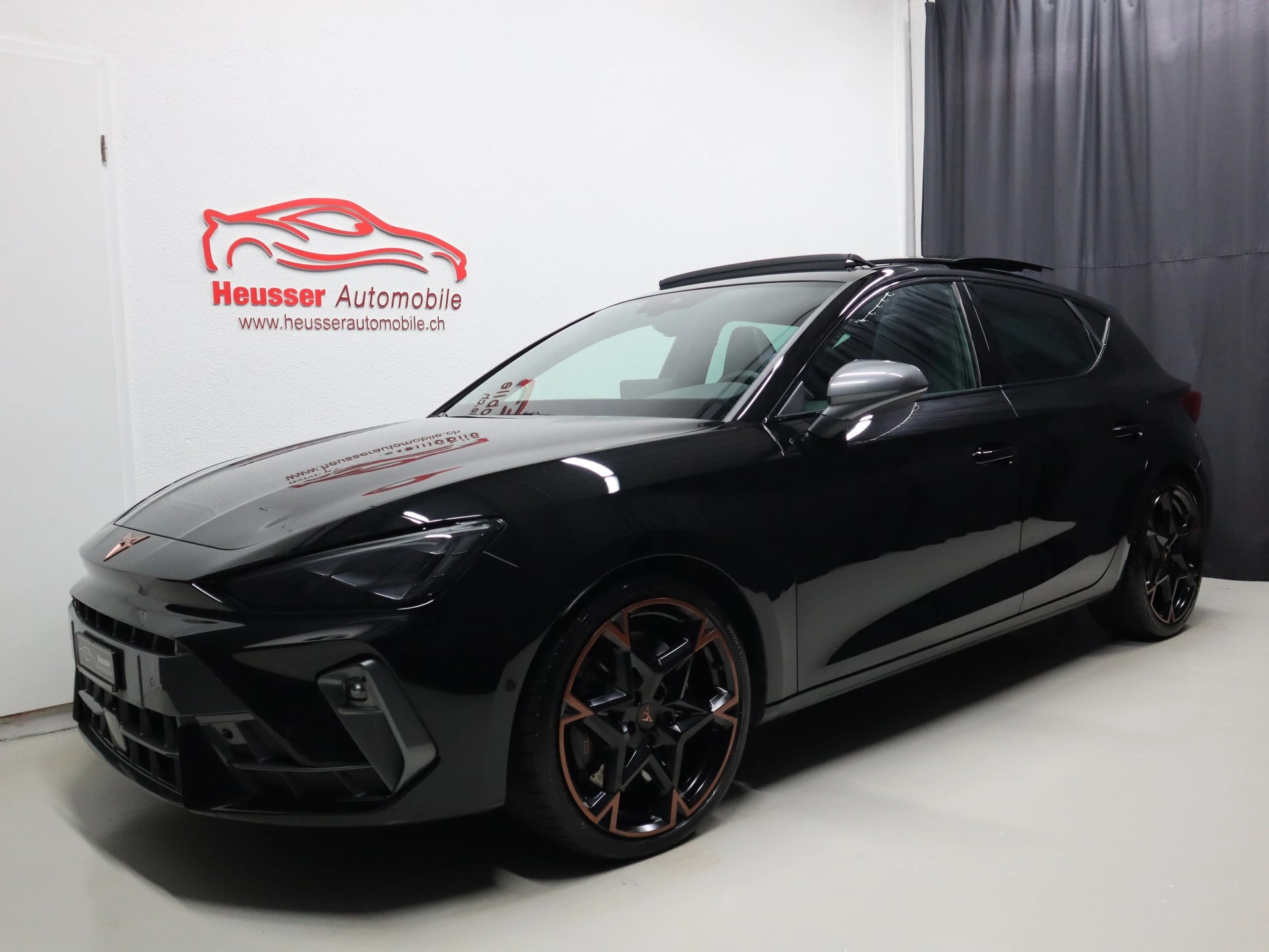 CUPRA LEON 2.0 TSI VZ DSG - Panorama - Navi - Leder - Sennheiser - Kamera - 300 PS-showroom-element-1