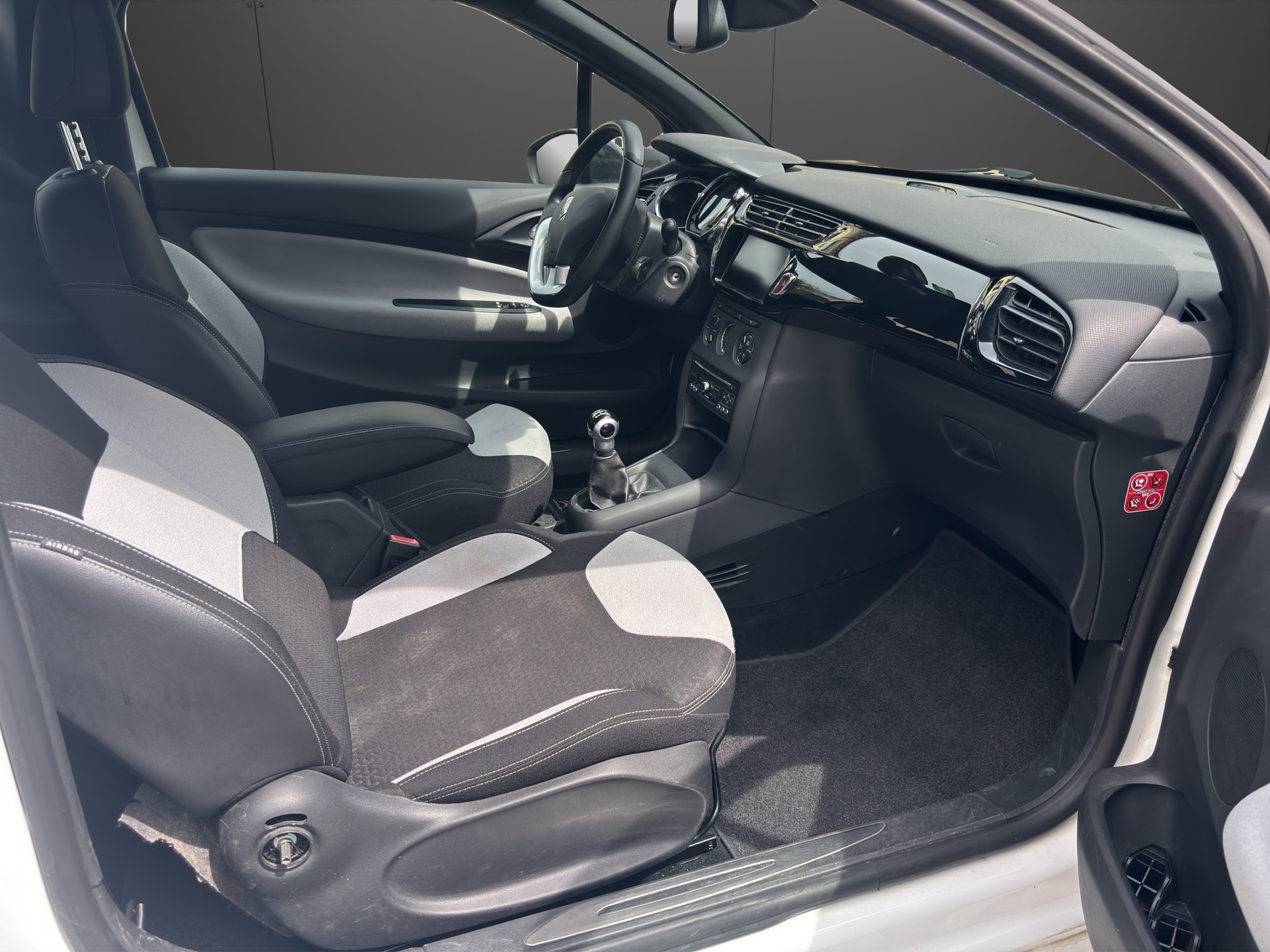 DS AUTOMOBILES DS3 1.2 VTi Chic-image-14