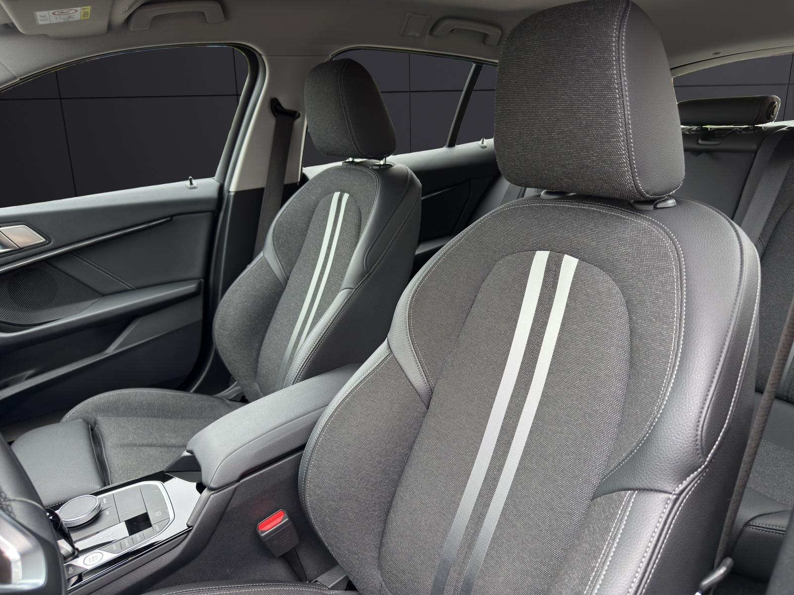 BMW 118i-showroom-element-1