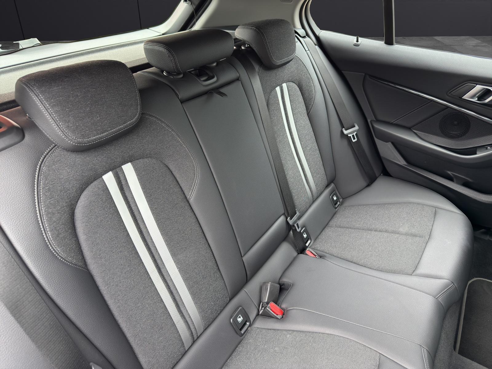 BMW 118i-image-11