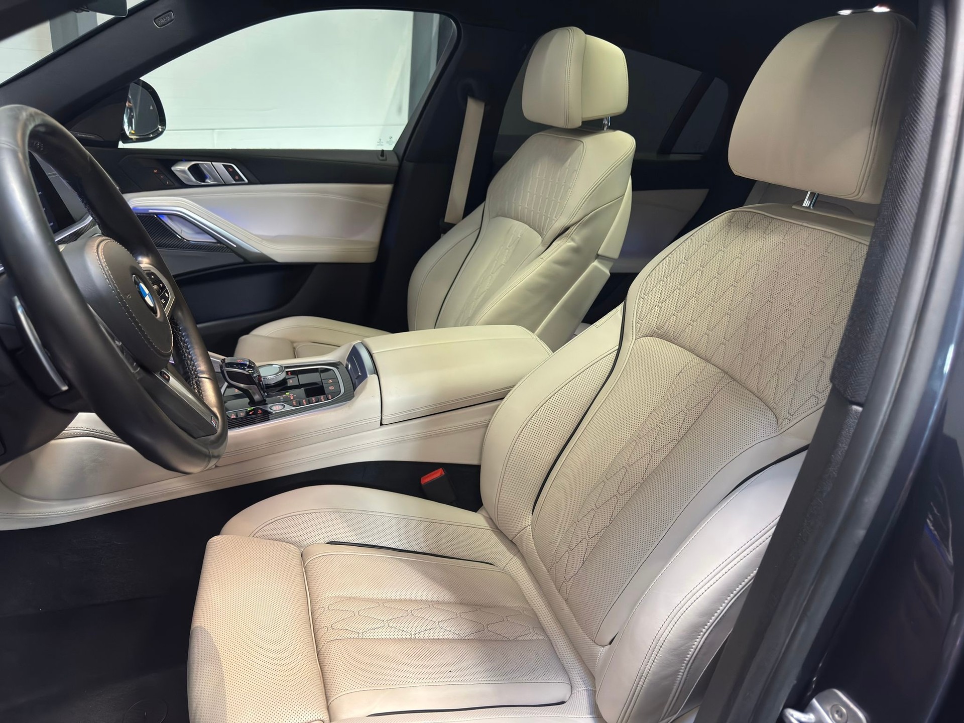 BMW X6 M50i-image-10