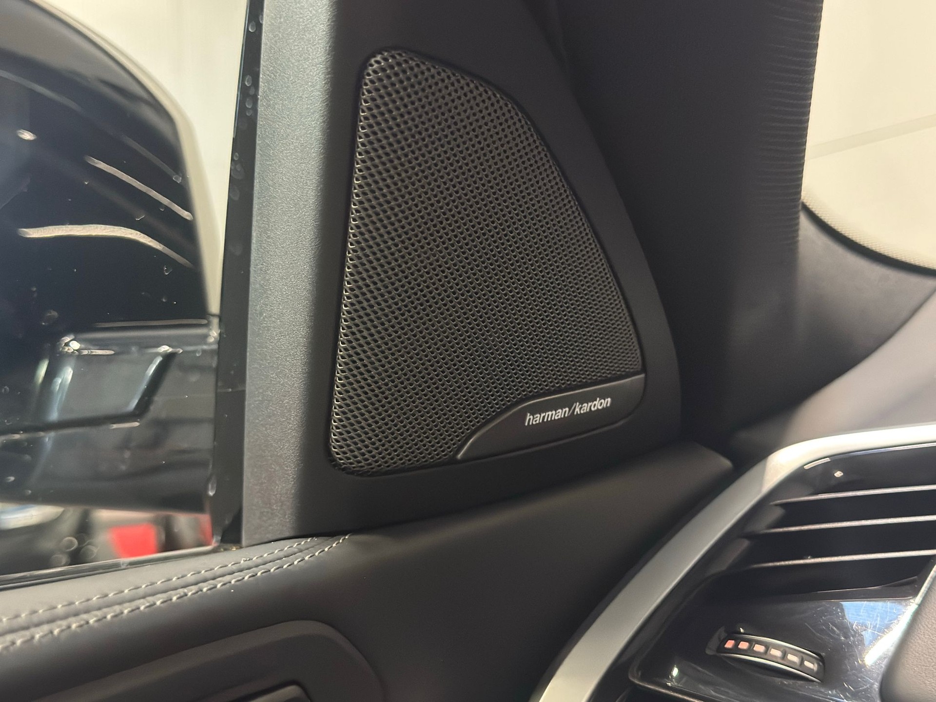 BMW X6 M50i-image-13