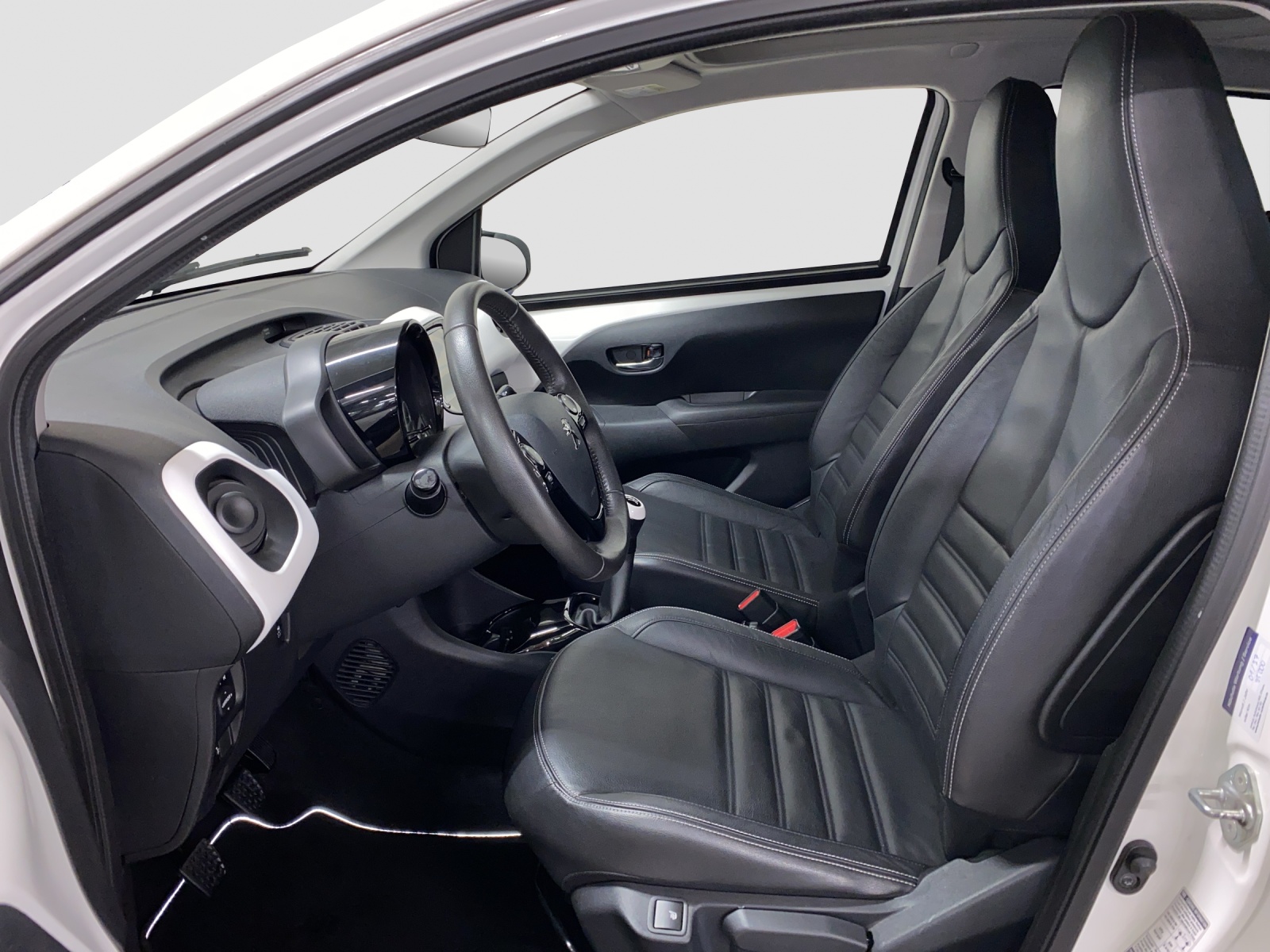 PEUGEOT 108 1.2 PureTech Allure Top-image-5