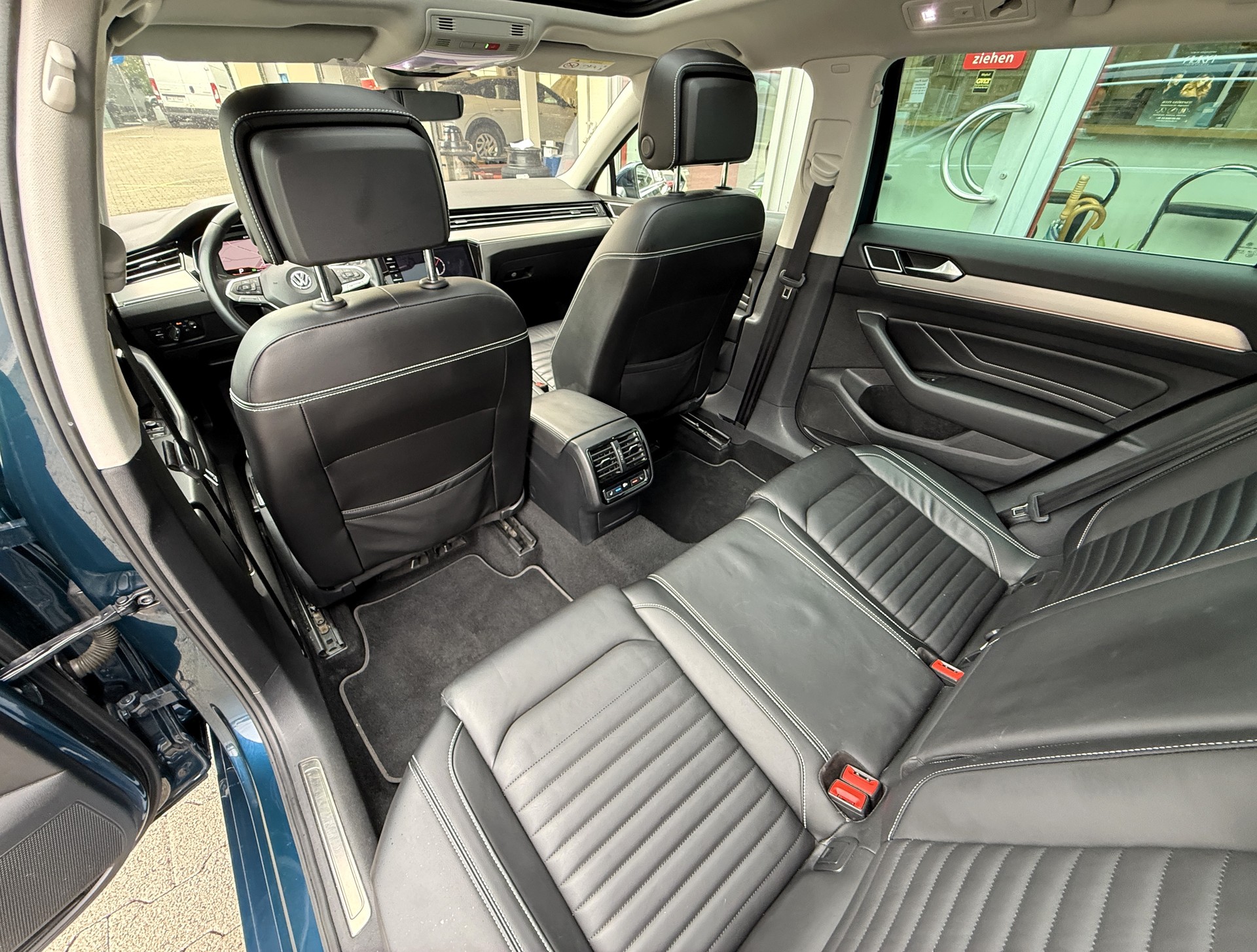 VW Passat 2.0 TDI BMT Elegance 4Motion DSG-image-9