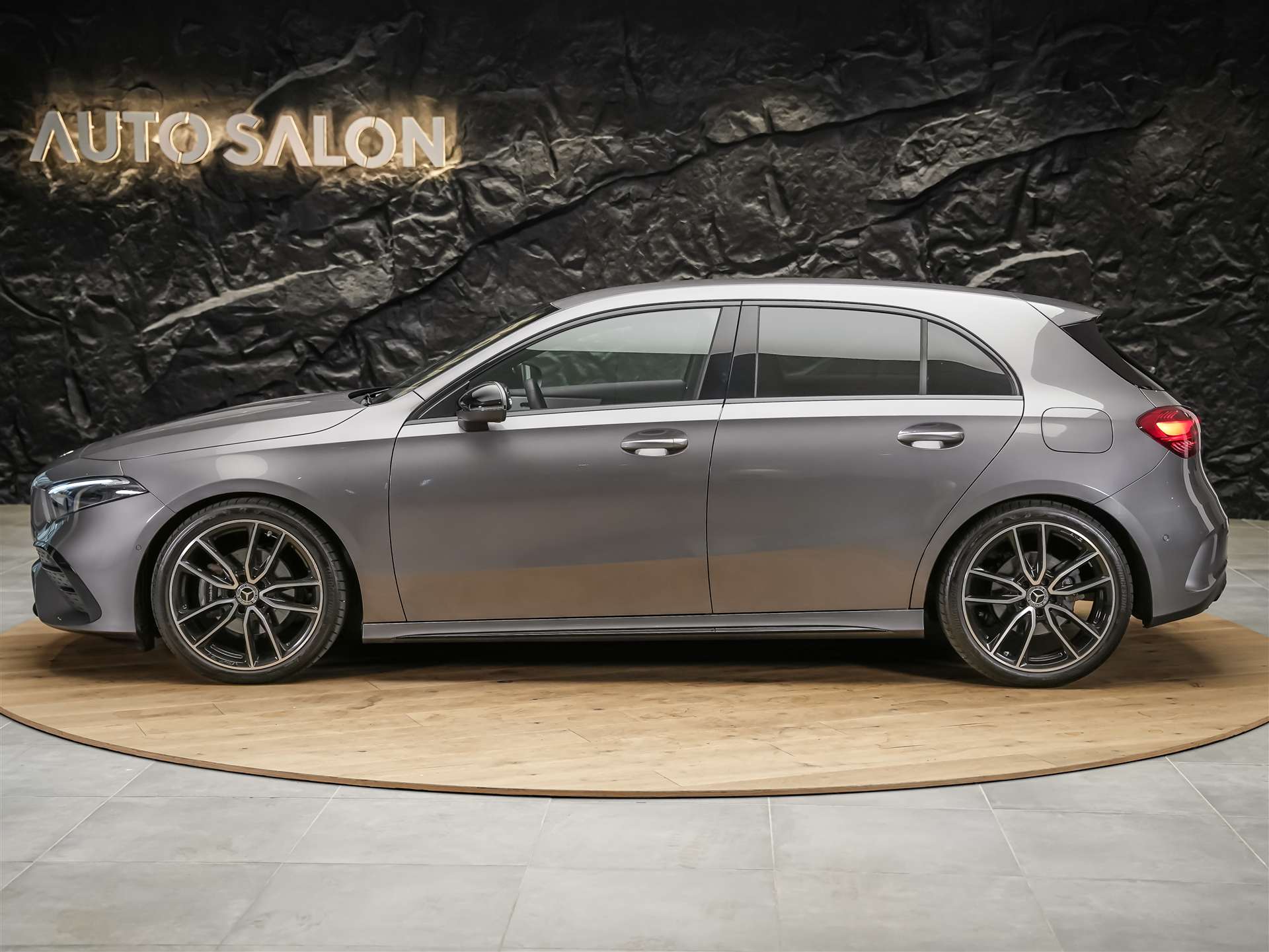 MERCEDES-BENZ A 200 Night Star AMG Line *Werksgarantie*Abstandsregler*-showroom-element-2