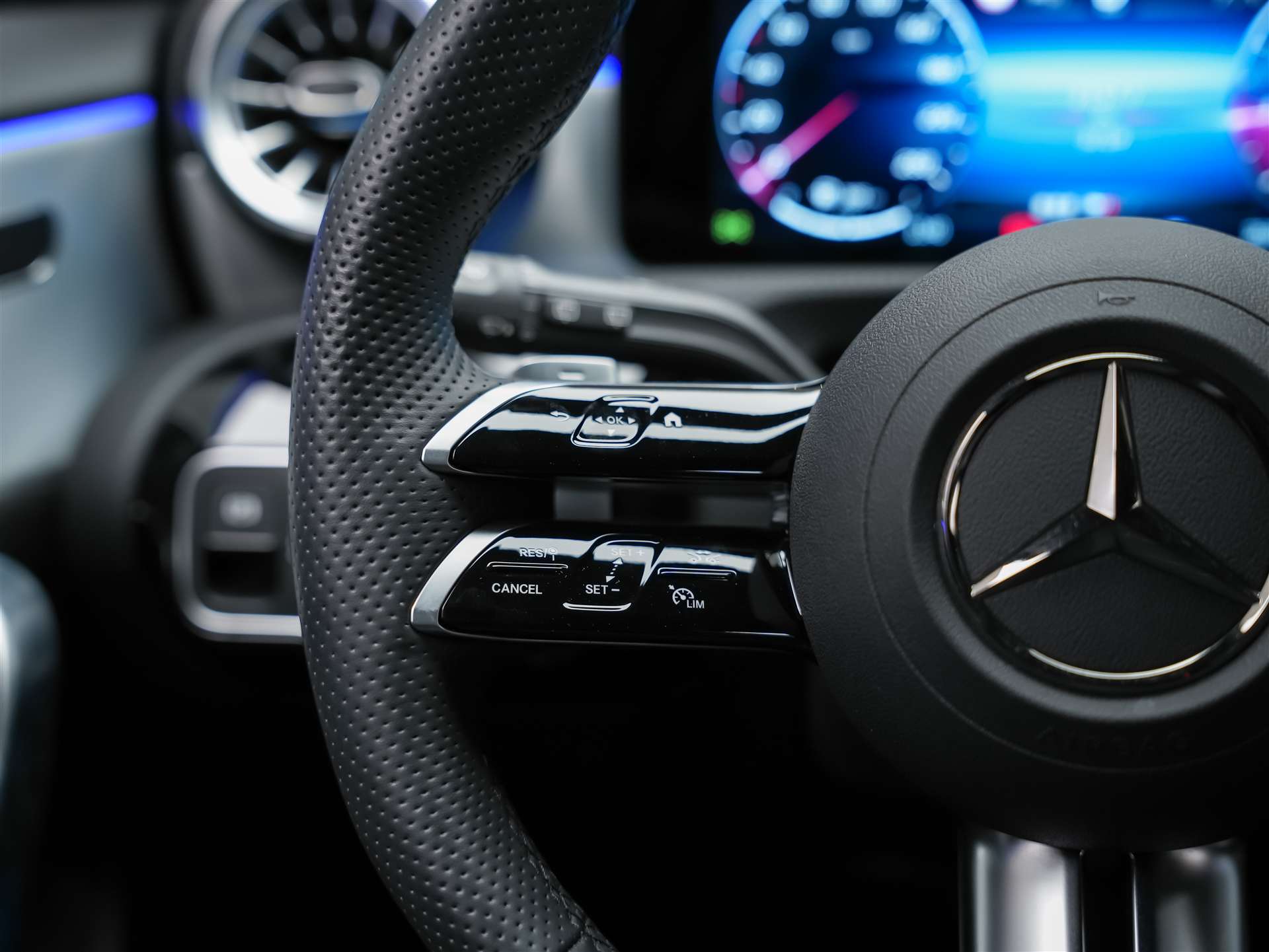 MERCEDES-BENZ A 200 Night Star AMG Line *Werksgarantie*Abstandsregler*-image-26