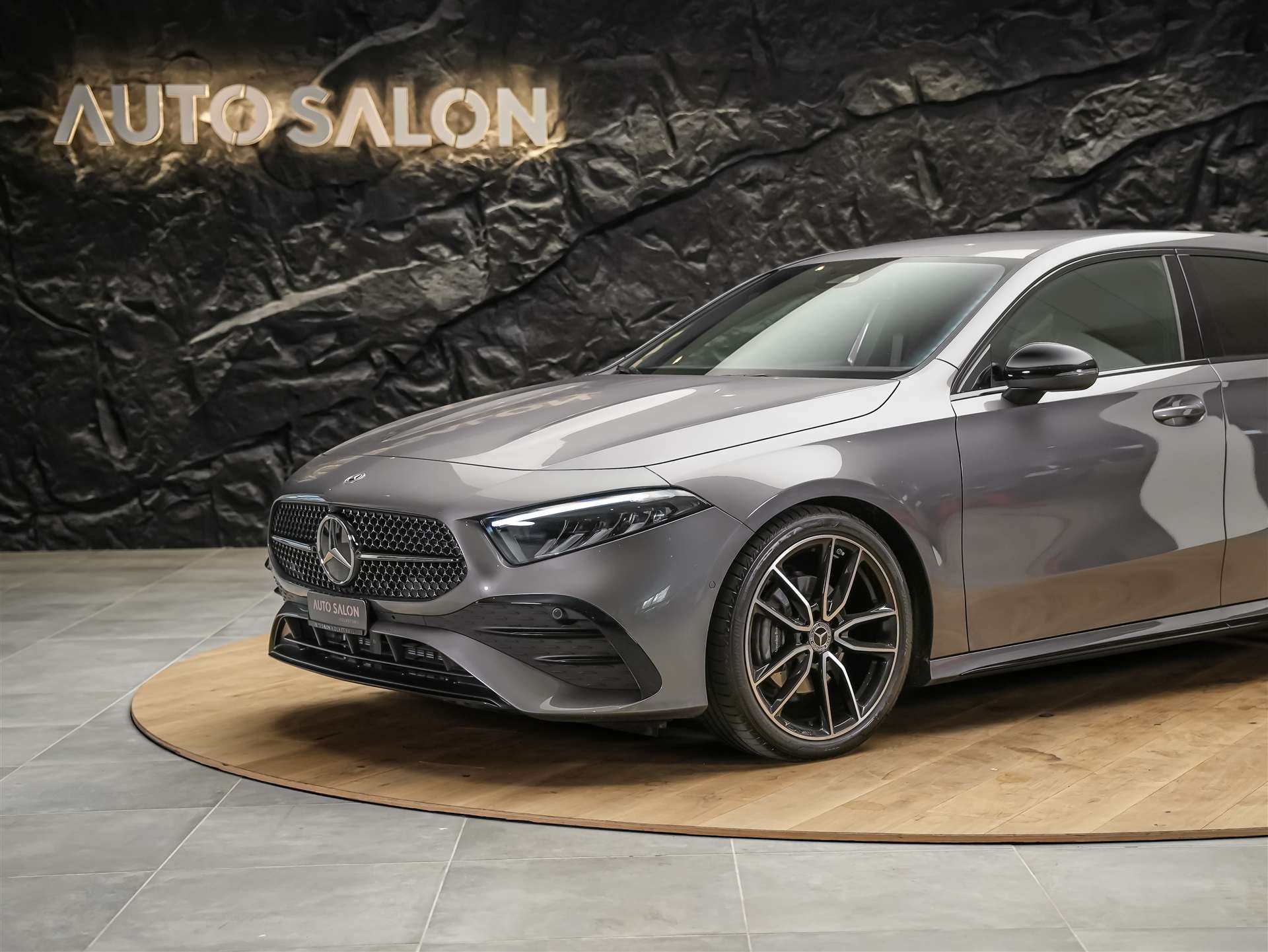 MERCEDES-BENZ A 200 Night Star AMG Line *Werksgarantie*Abstandsregler*-image-13
