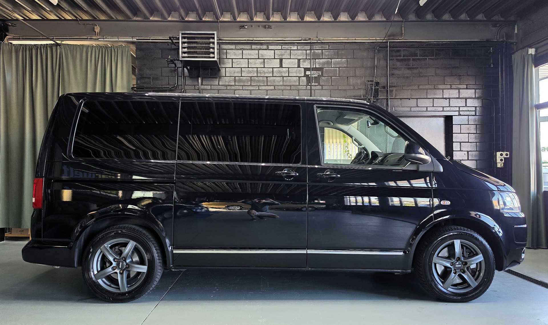 VW T5 Multivan 2.0 TDI 180 Highline DSG 4Motion-image-1