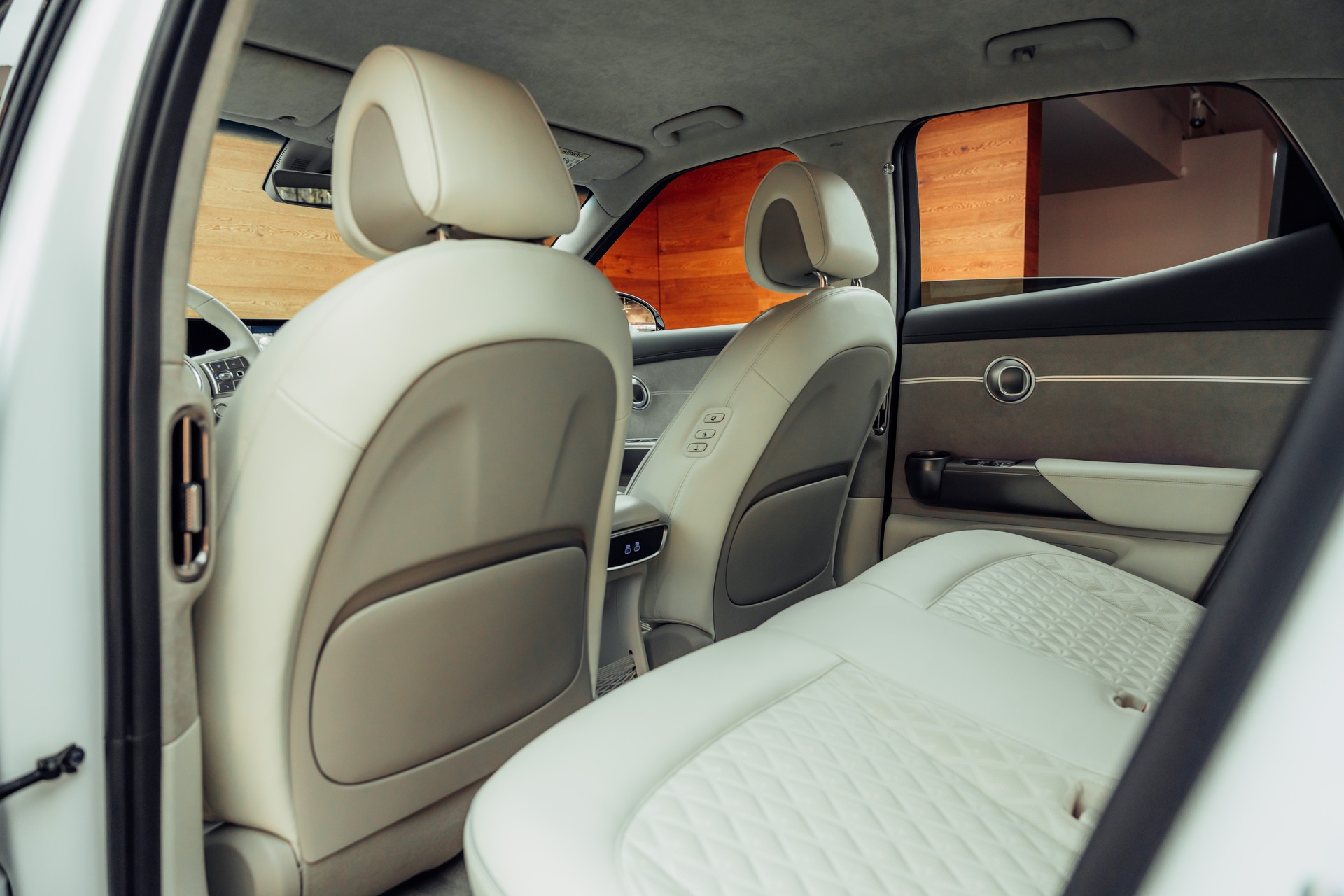 GENESIS GV60 77.4 kWh Sport Plus AWD-image-8