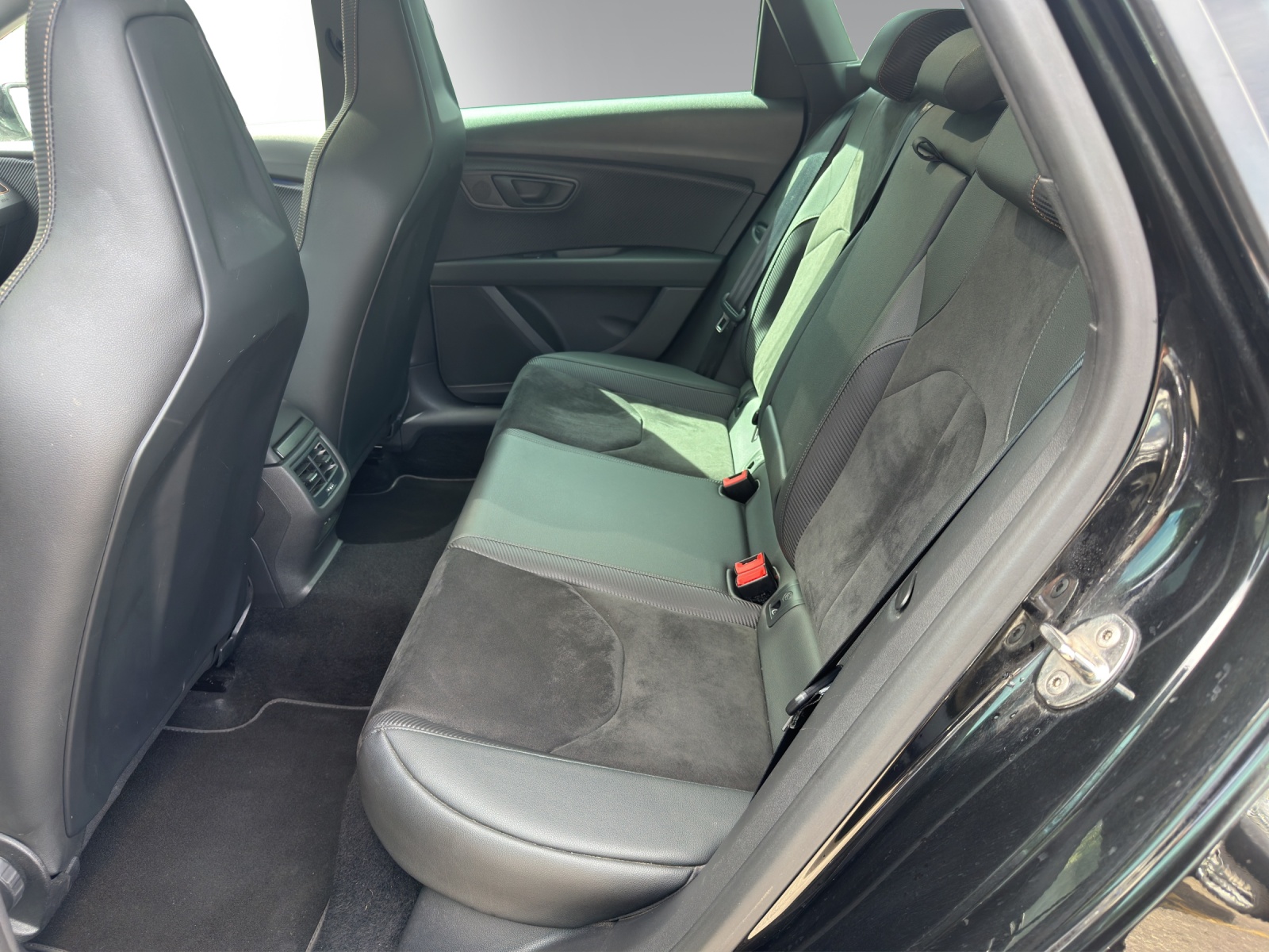 SEAT Leon ST 2.0 TSI Cupra 300 4 Drive DSG-image-8