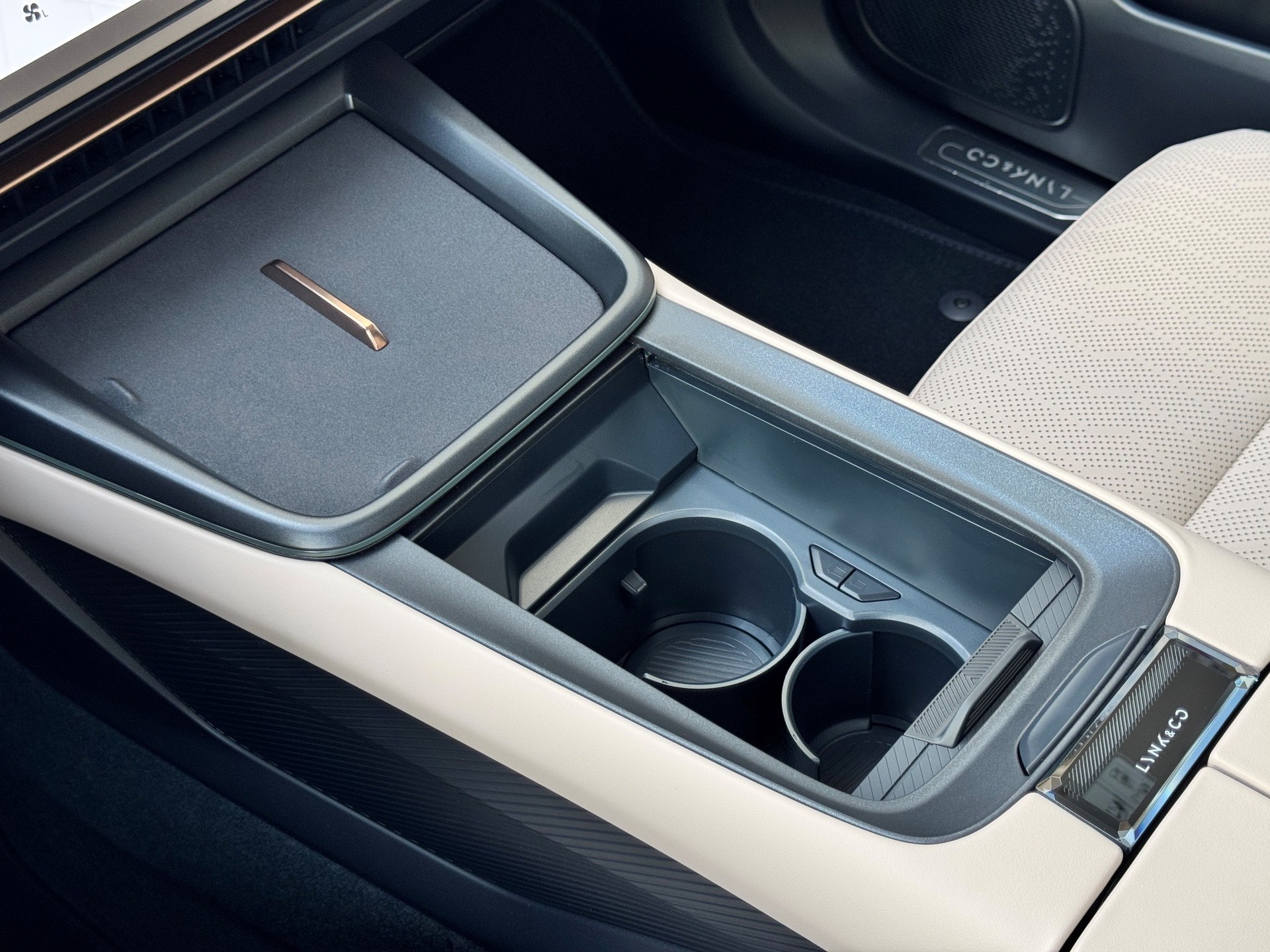 LYNK & CO 08 1.5 PHEV More-image-17