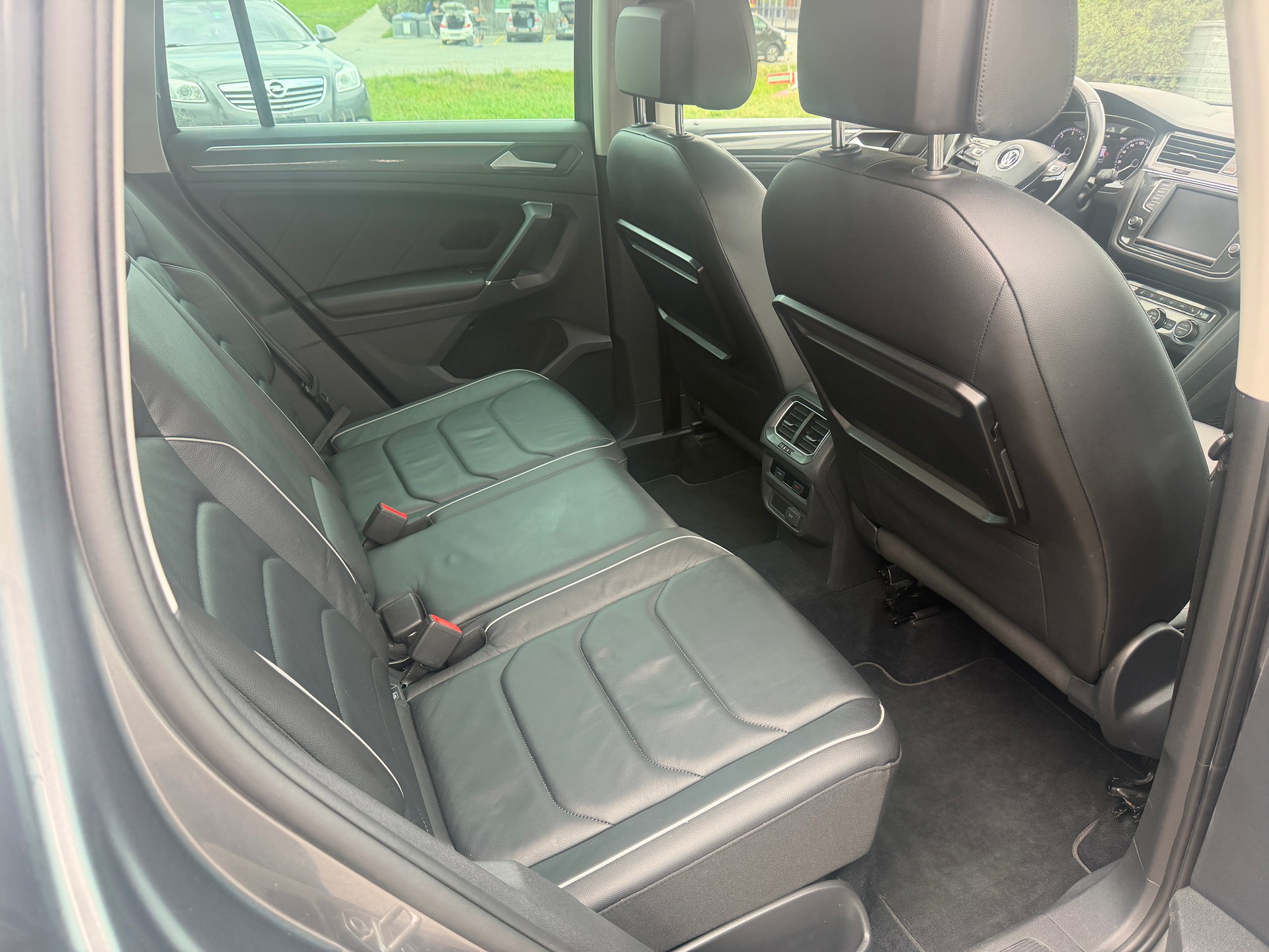 VW Tiguan 2.0 TDI SCR Highline 4Motion-image-9