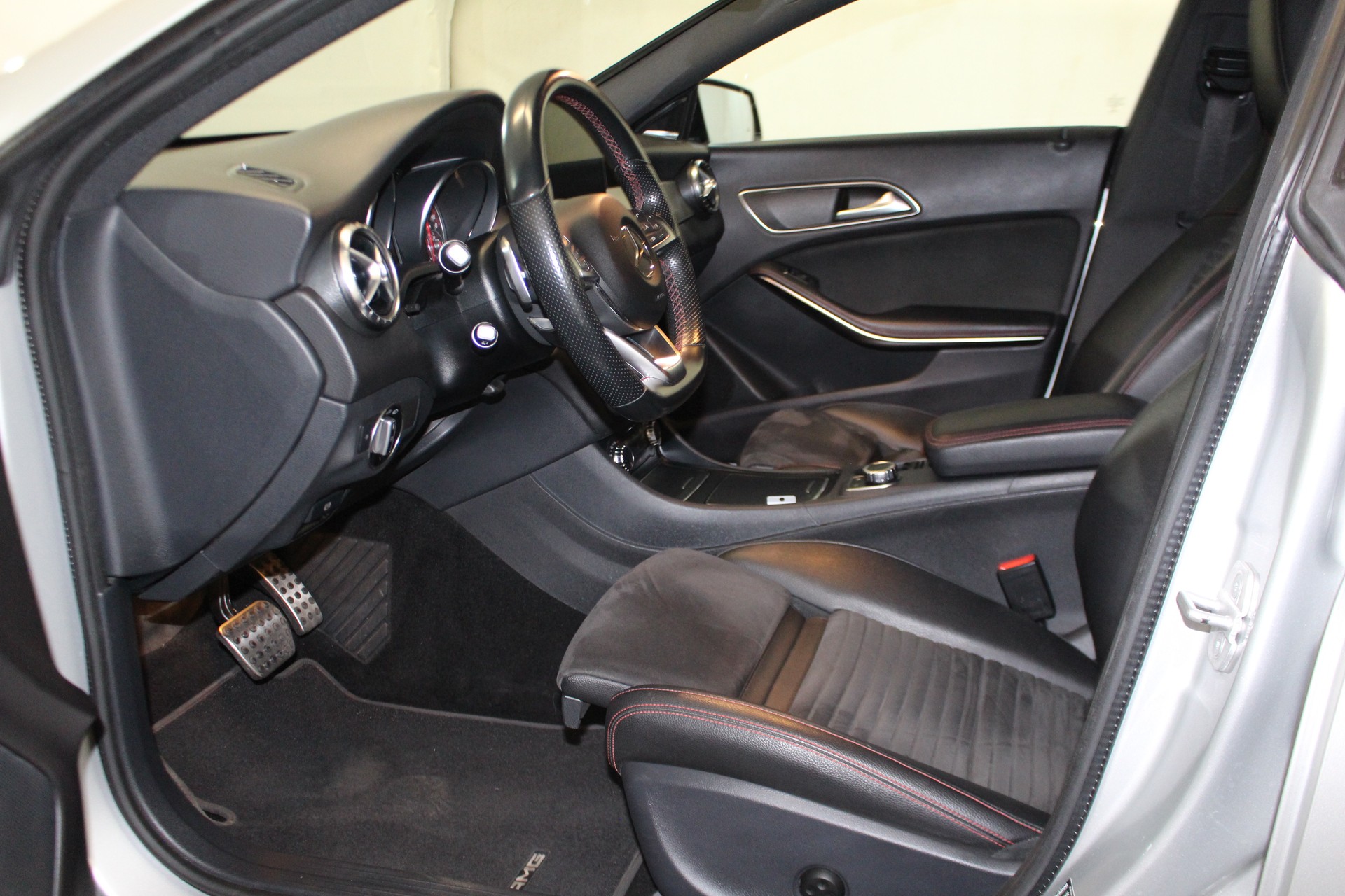 MERCEDES-BENZ CLA 220 AMG Line 4m-image-6
