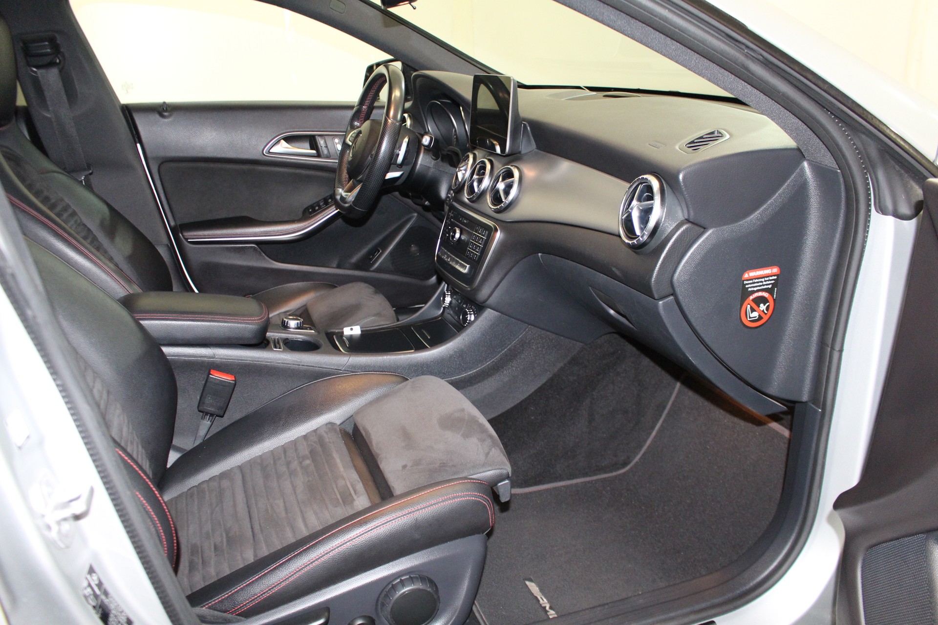 MERCEDES-BENZ CLA 220 AMG Line 4m-image-10