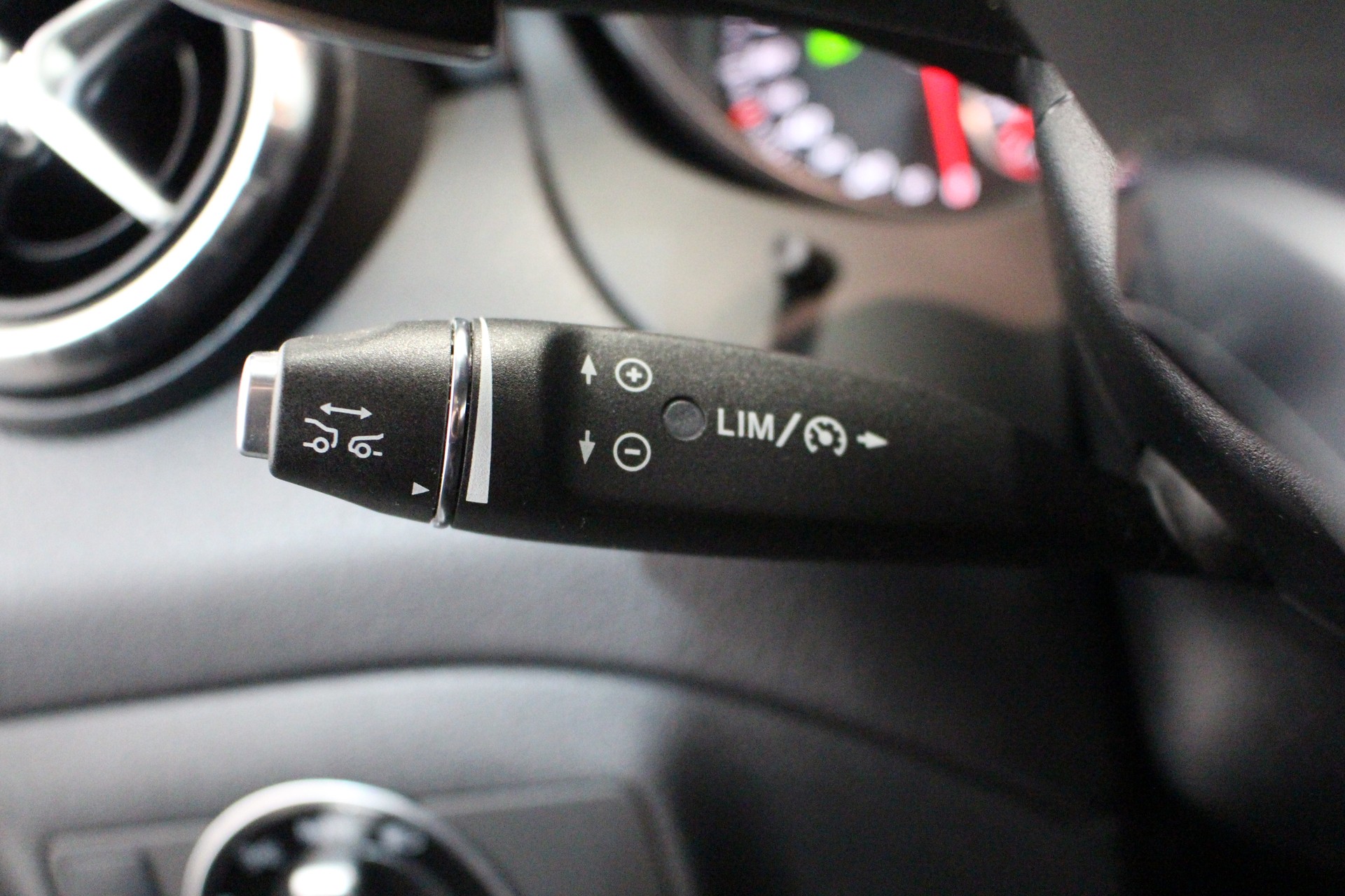 MERCEDES-BENZ CLA 220 AMG Line 4m-image-14