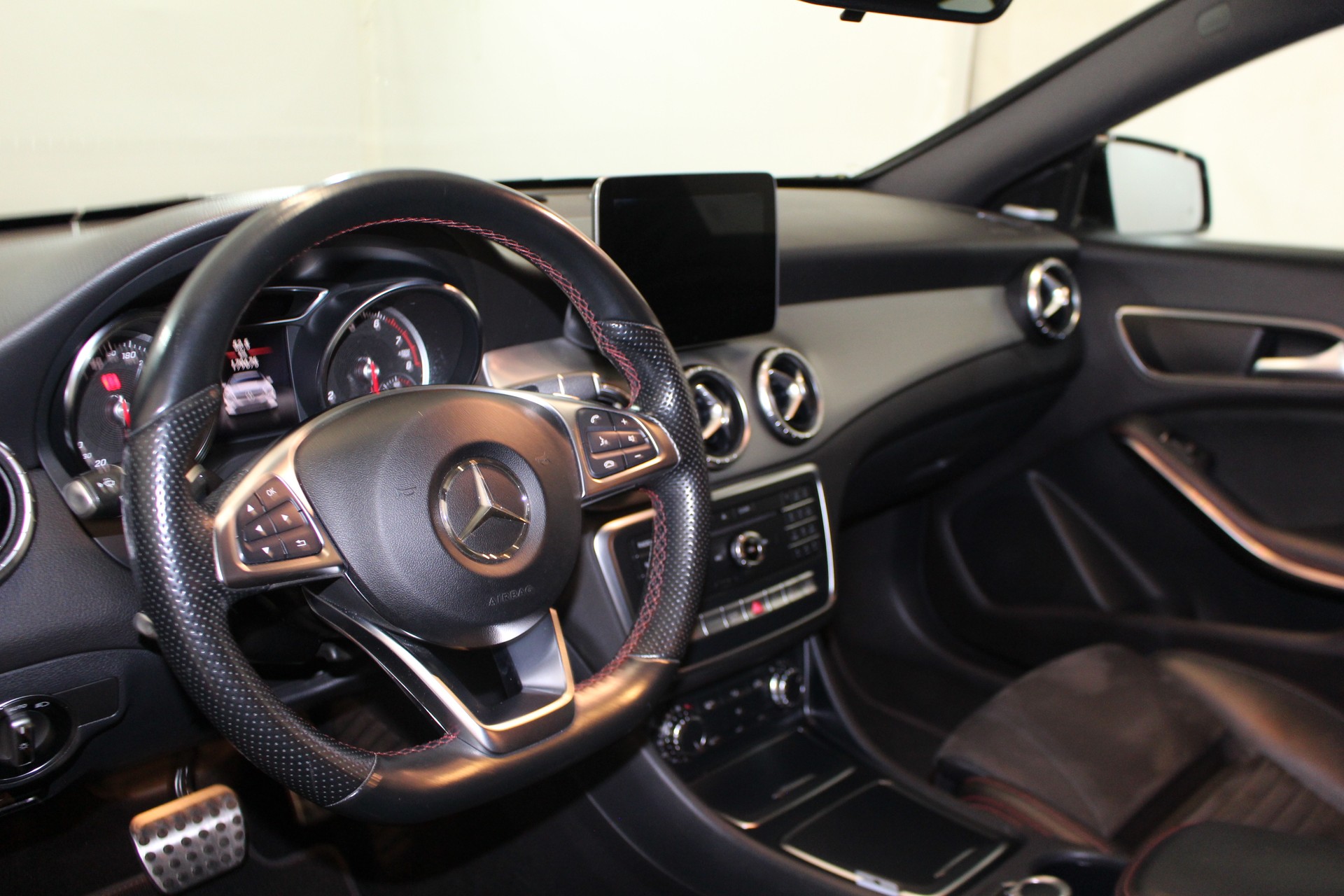 MERCEDES-BENZ CLA 220 AMG Line 4m-image-11
