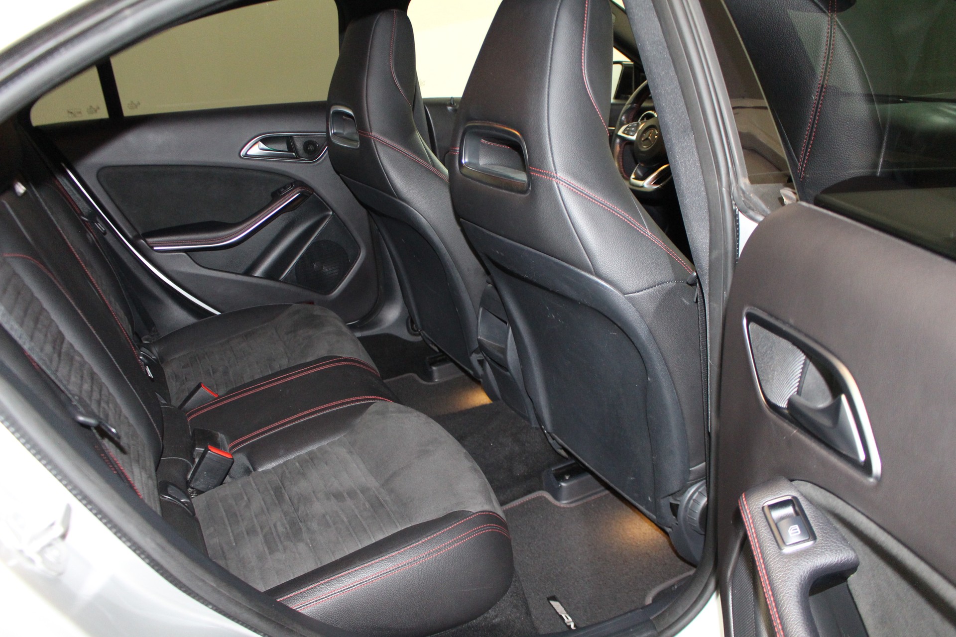 MERCEDES-BENZ CLA 220 AMG Line 4m-image-9