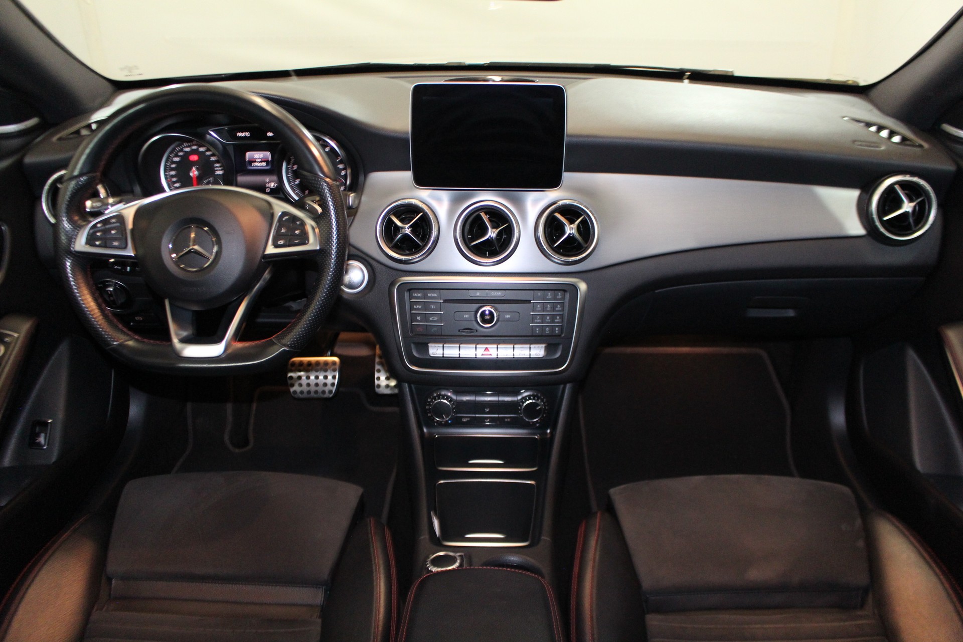 MERCEDES-BENZ CLA 220 AMG Line 4m-image-12