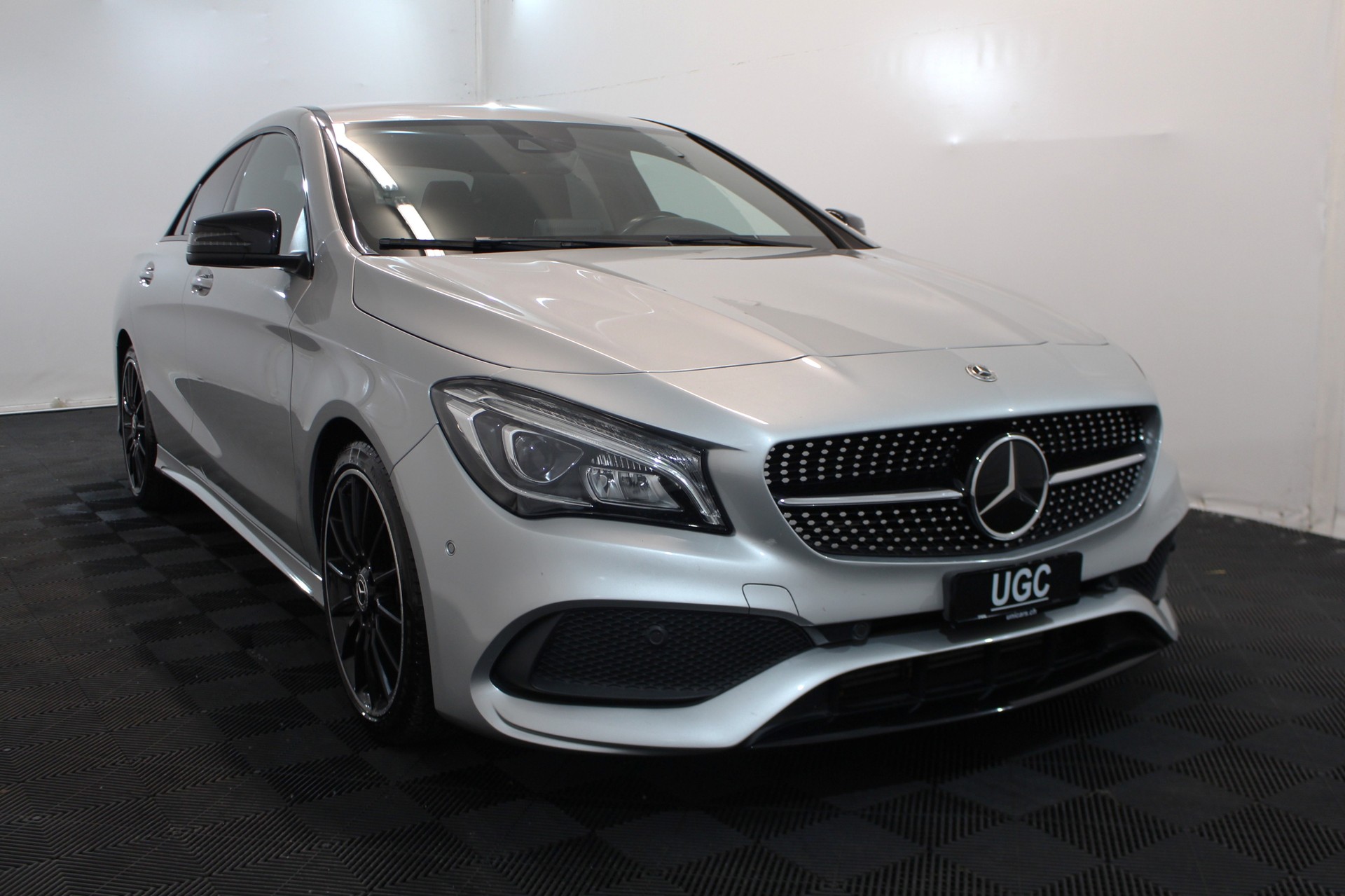 MERCEDES-BENZ CLA 220 AMG Line 4m