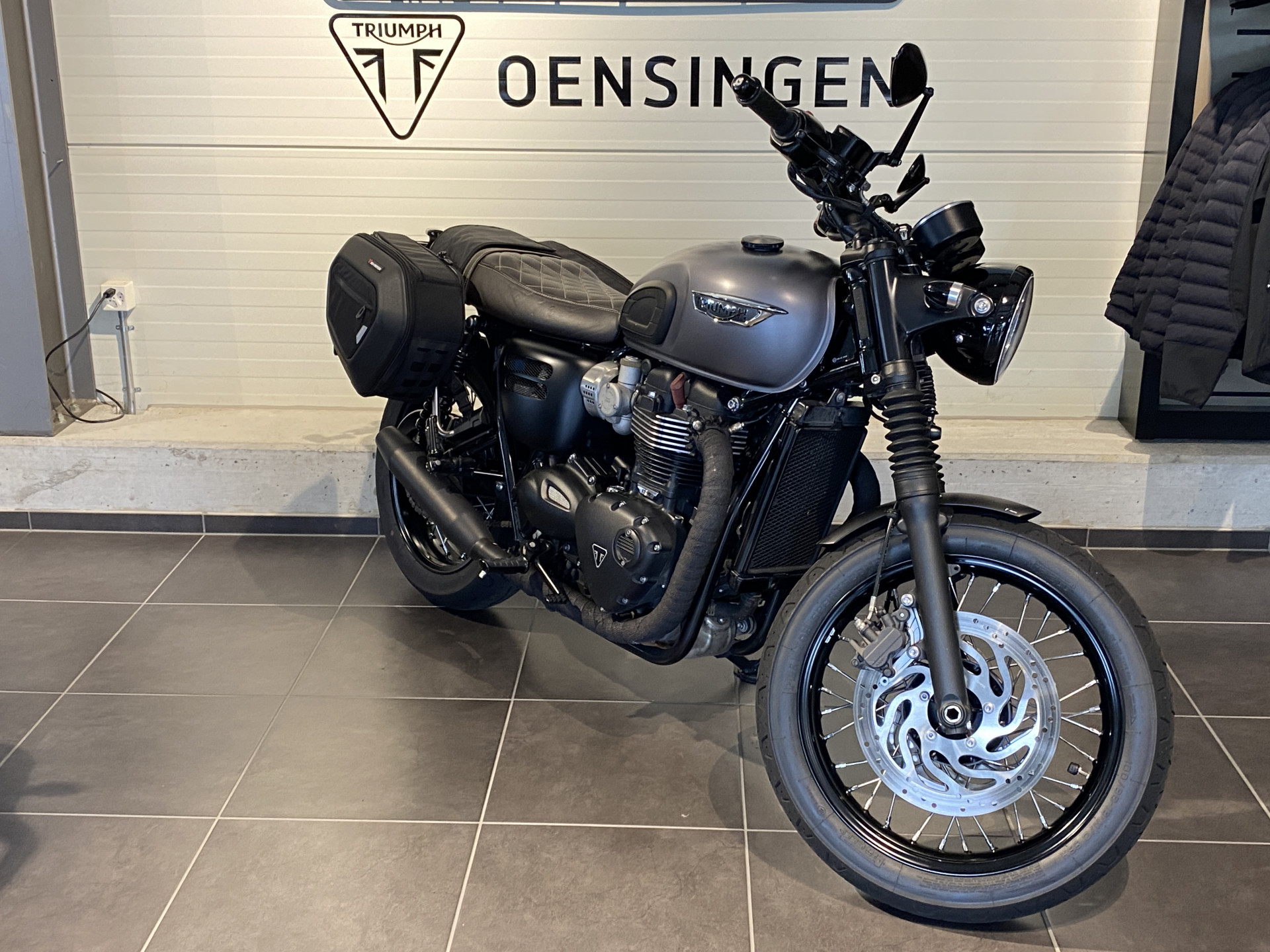 TRIUMPH Bonneville T120 Black-image-2
