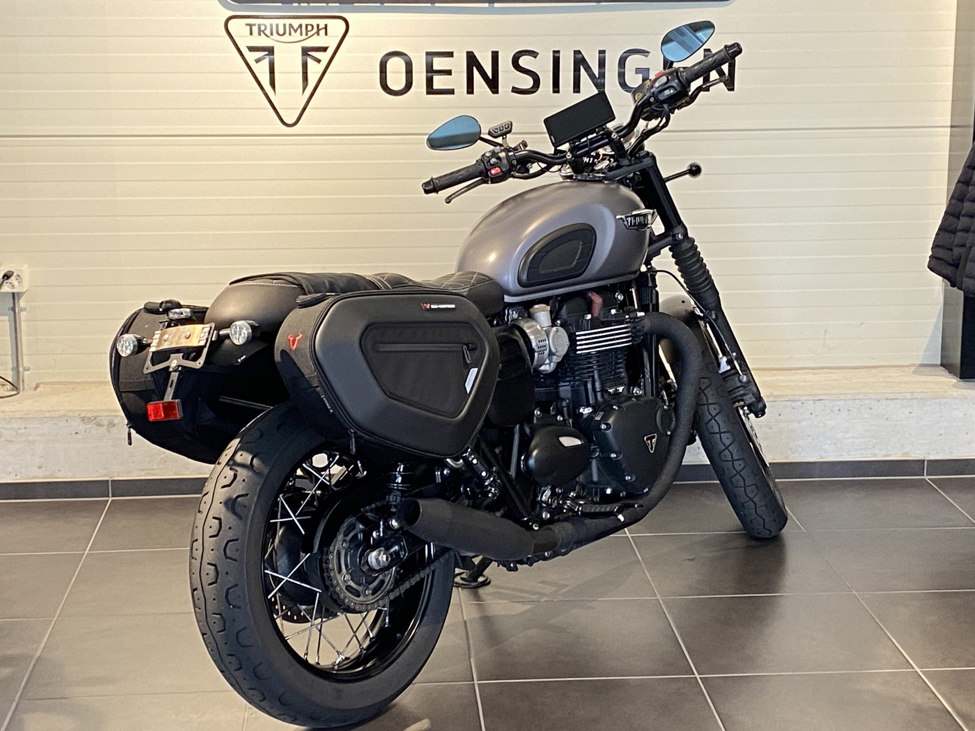 TRIUMPH Bonneville T120 Black-image-4