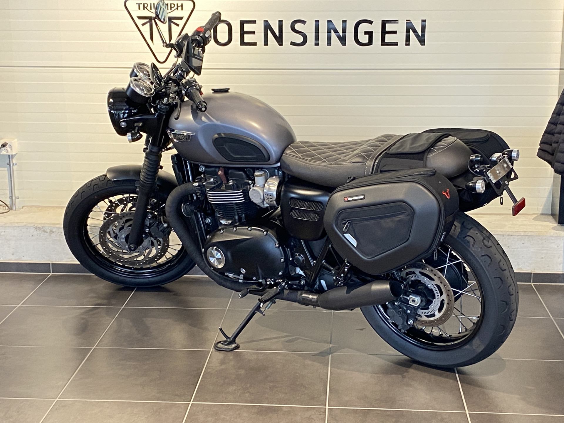 TRIUMPH Bonneville T120 Black-image-5