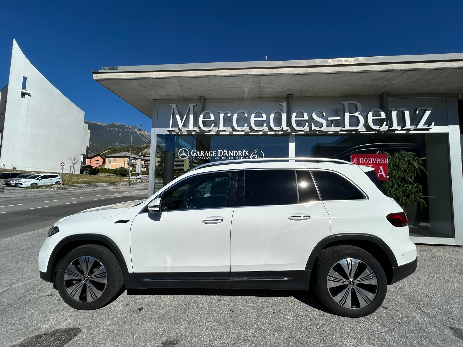 MERCEDES-BENZ EQB 350 4Matic 7 Places-showroom-element-3
