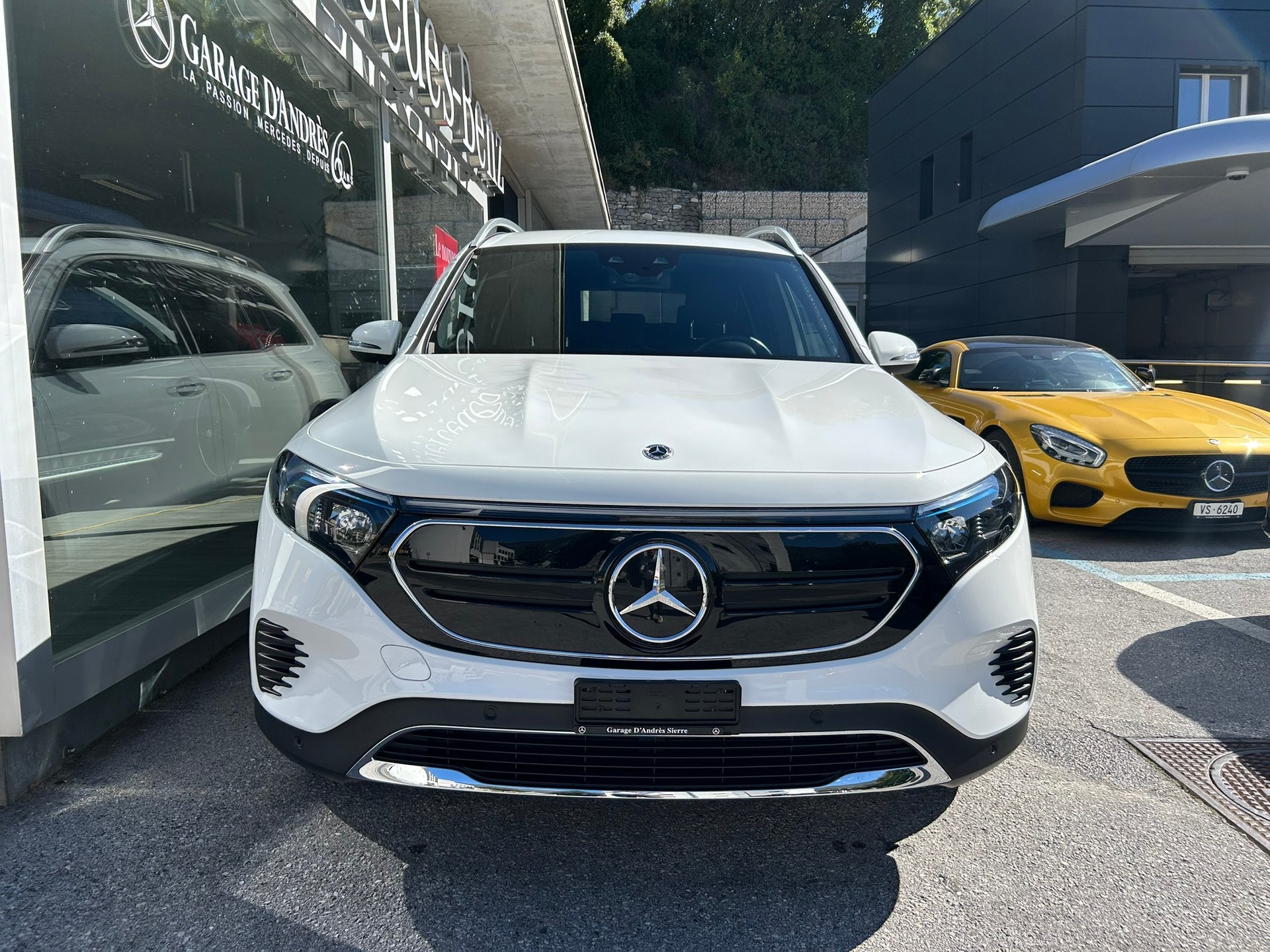 MERCEDES-BENZ EQB 350 4Matic 7 Places-showroom-element-1