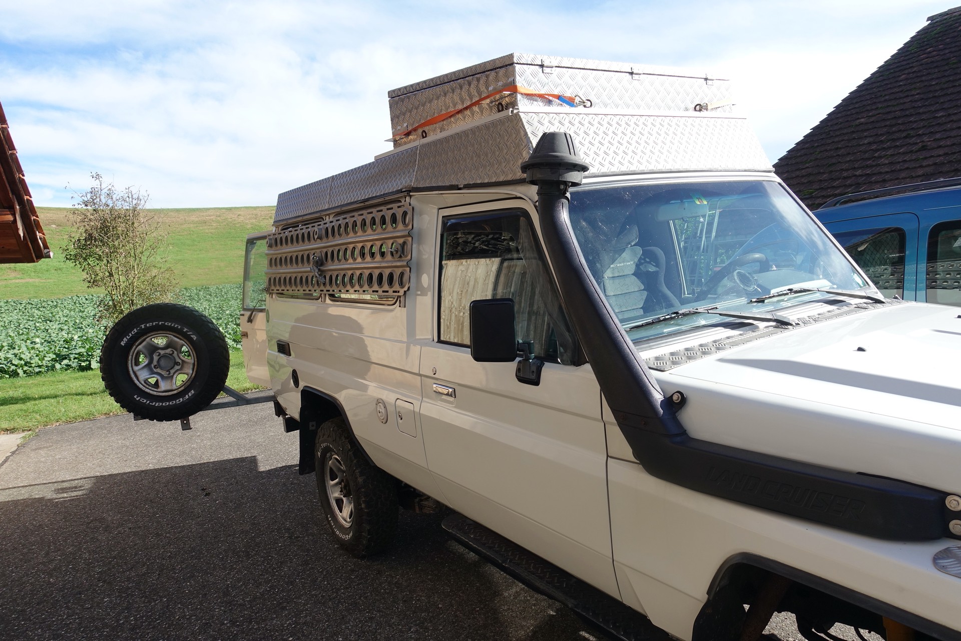 TOYOTA LAND CRUISER HZJ 78-image-1