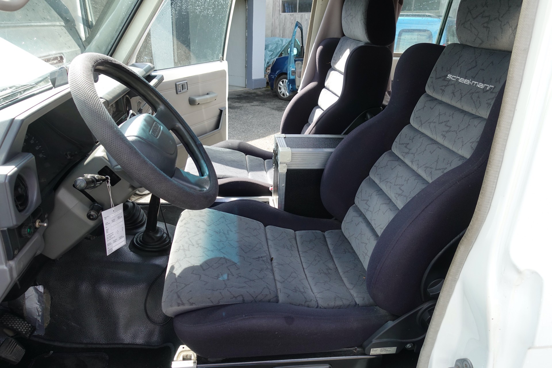 TOYOTA LAND CRUISER HZJ 78-image-8