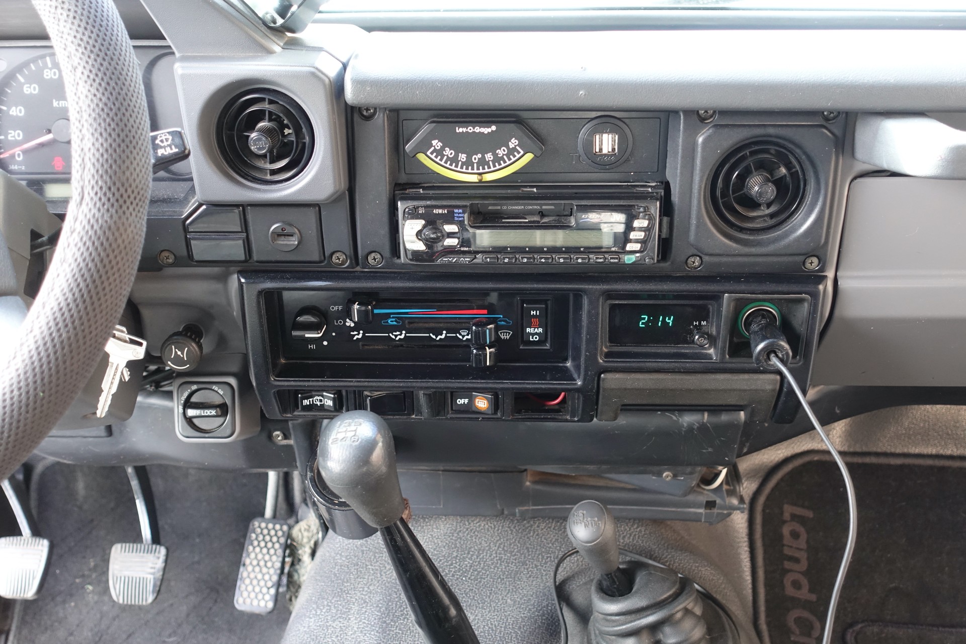 TOYOTA LAND CRUISER HZJ 78-image-11