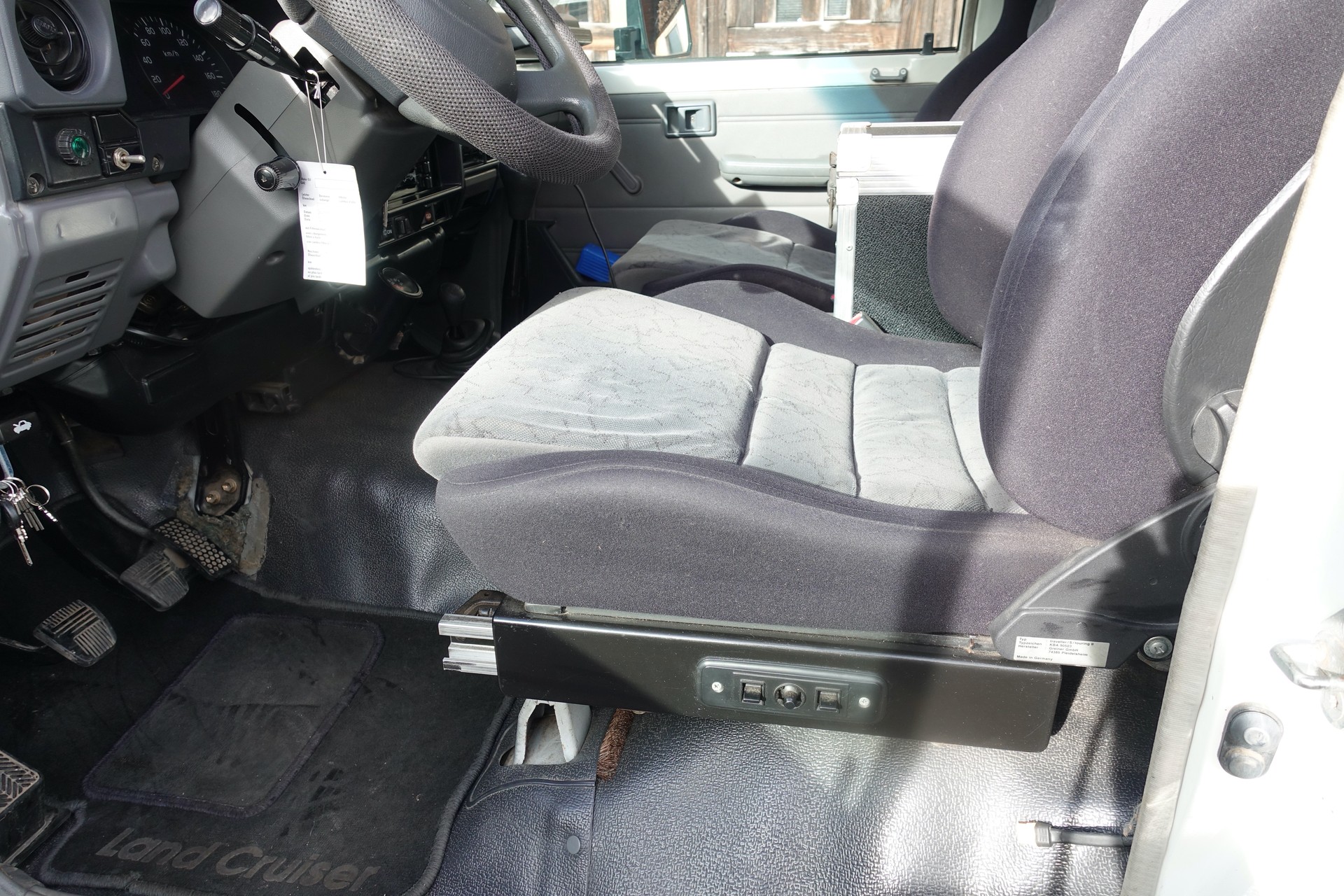 TOYOTA LAND CRUISER HZJ 78-image-9
